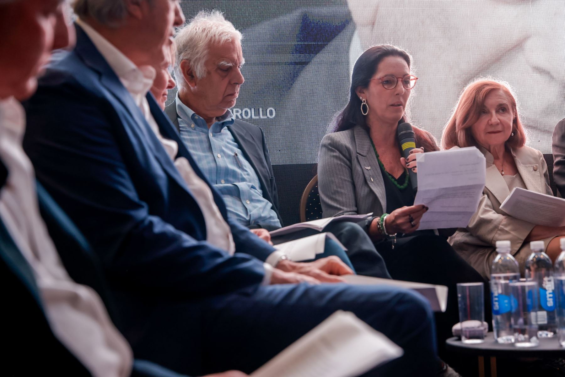 Los participantes siguieron atentamente la lectura de fragmentos de la obra del Nobel peruano, en un ambiente marcado por la concentración y el recogimiento, donde el público pudo apreciar la intensidad narrativa y la riqueza de sus relatos. Foto: ANDINA/Luis Iparraguirre.