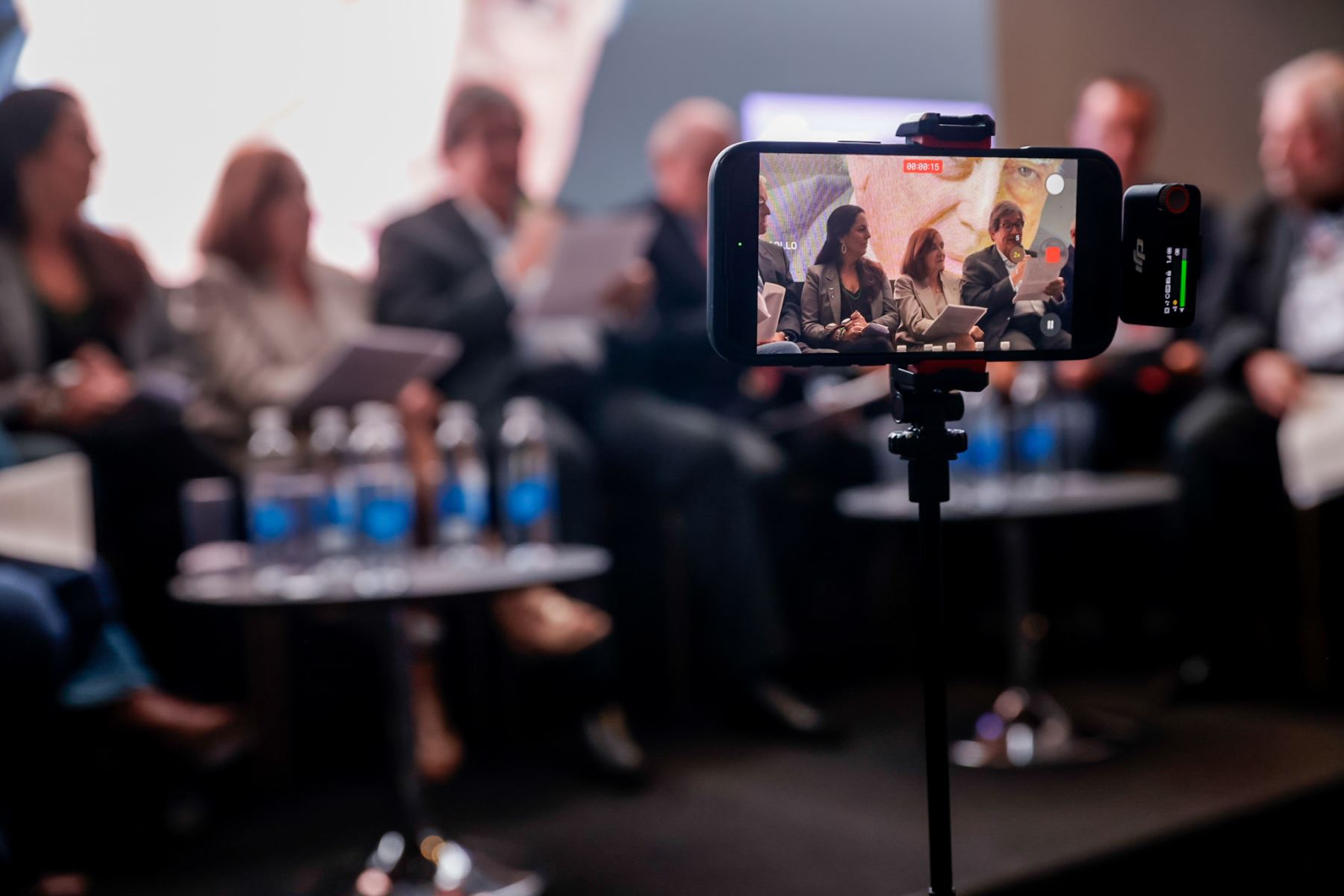 La lectura fue proyectada en pantalla para el público asistente, facilitando el seguimiento de los textos autobiográficos y resaltando la vigencia de la obra de Vargas Llosa en un formato accesible y colectivo. Foto: ANDINA/Luis Iparraguirre.