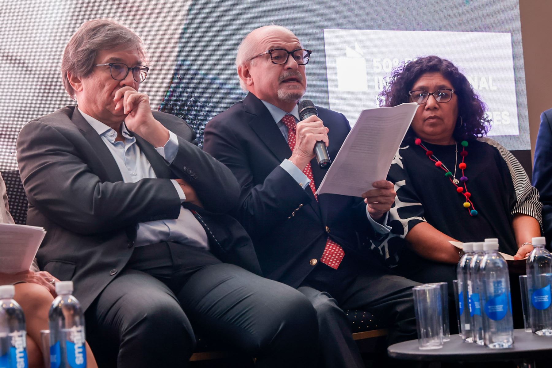 Los lectores se alternaron en la interpretación de pasajes autobiográficos, recreando episodios de la infancia y trayectoria del escritor, en los que se evidenció su capacidad para combinar tensión, memoria y humor en una narrativa de gran precisión. Foto: ANDINA/Luis Iparraguirre.