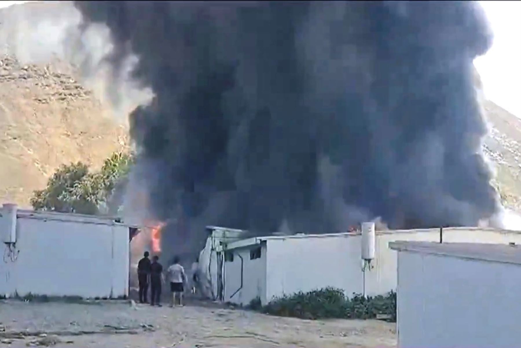 Puente Piedra: Bomberos controlan incendio en Escuela Técnico Profesional de la PNP