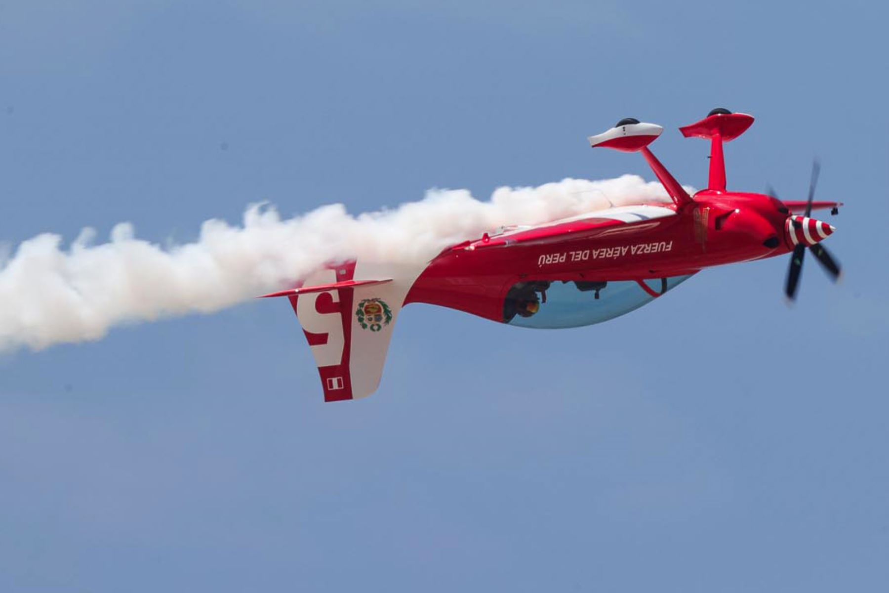 La Escuadrilla Acrobática Bicolor de la Fuerza Aérea del Perú (FAP) realiza este domingo una exhibición que deja boquiabiertos a miles de espectadores que llegan a la Base Aérea de Las Palmas para presenciar las atracciones del XVIII Festival Aéreo BALP 2026.  Foto: ANDINA / Carlos Américo Lezama Villantoy