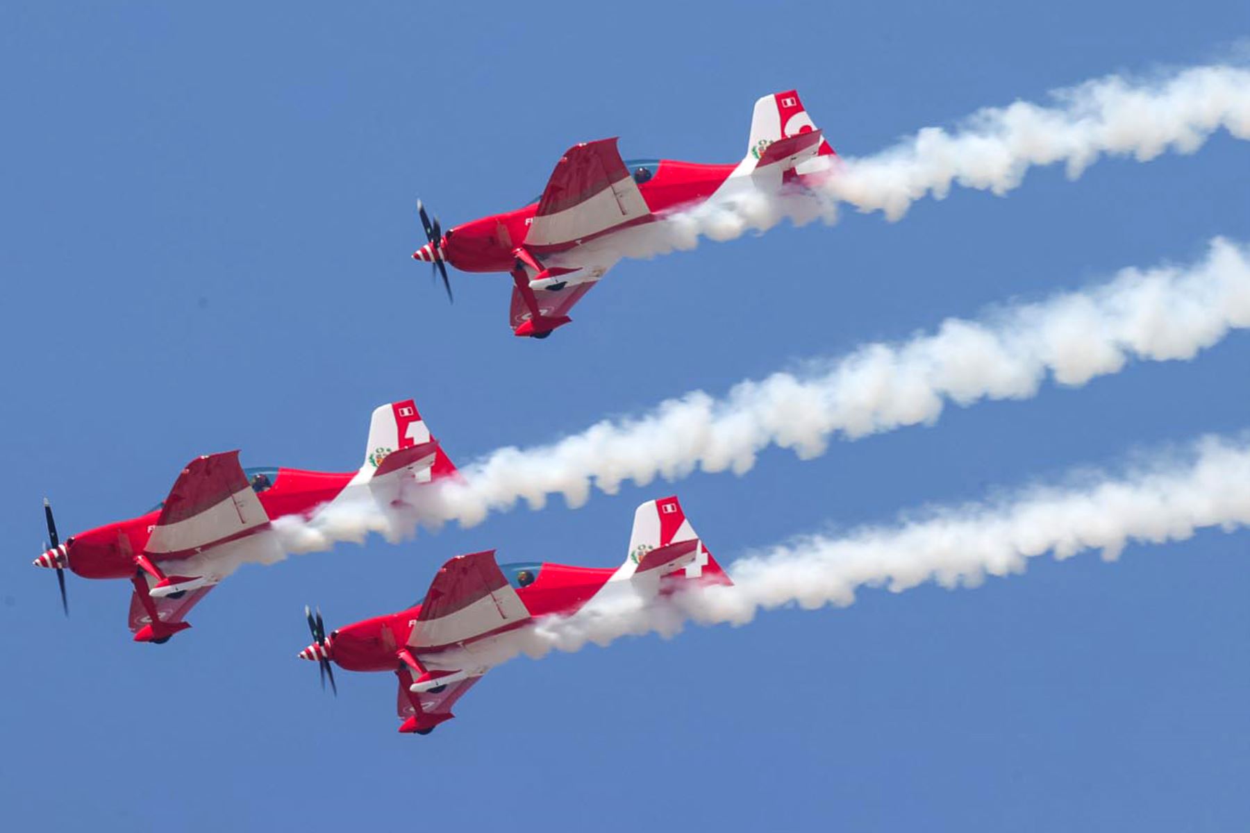 La Escuadrilla Acrobática Bicolor de la Fuerza Aérea del Perú (FAP) realiza este domingo una exhibición que deja boquiabiertos a miles de espectadores que llegan a la Base Aérea de Las Palmas para presenciar las atracciones del XVIII Festival Aéreo BALP 2026.  Foto: ANDINA / Carlos Américo Lezama Villantoy
