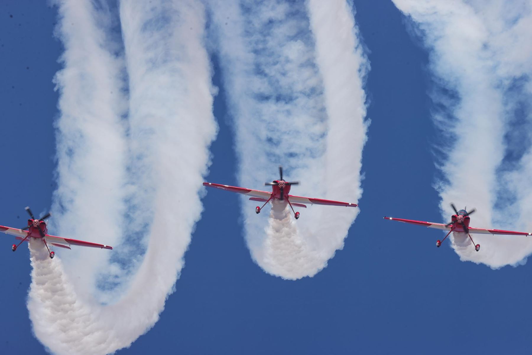 La Escuadrilla Acrobática Bicolor de la Fuerza Aérea del Perú (FAP) realiza este domingo una exhibición que deja boquiabiertos a miles de espectadores que llegan a la Base Aérea de Las Palmas para presenciar las atracciones del XVIII Festival Aéreo BALP 2026.  Foto: ANDINA / Carlos Américo Lezama Villantoy