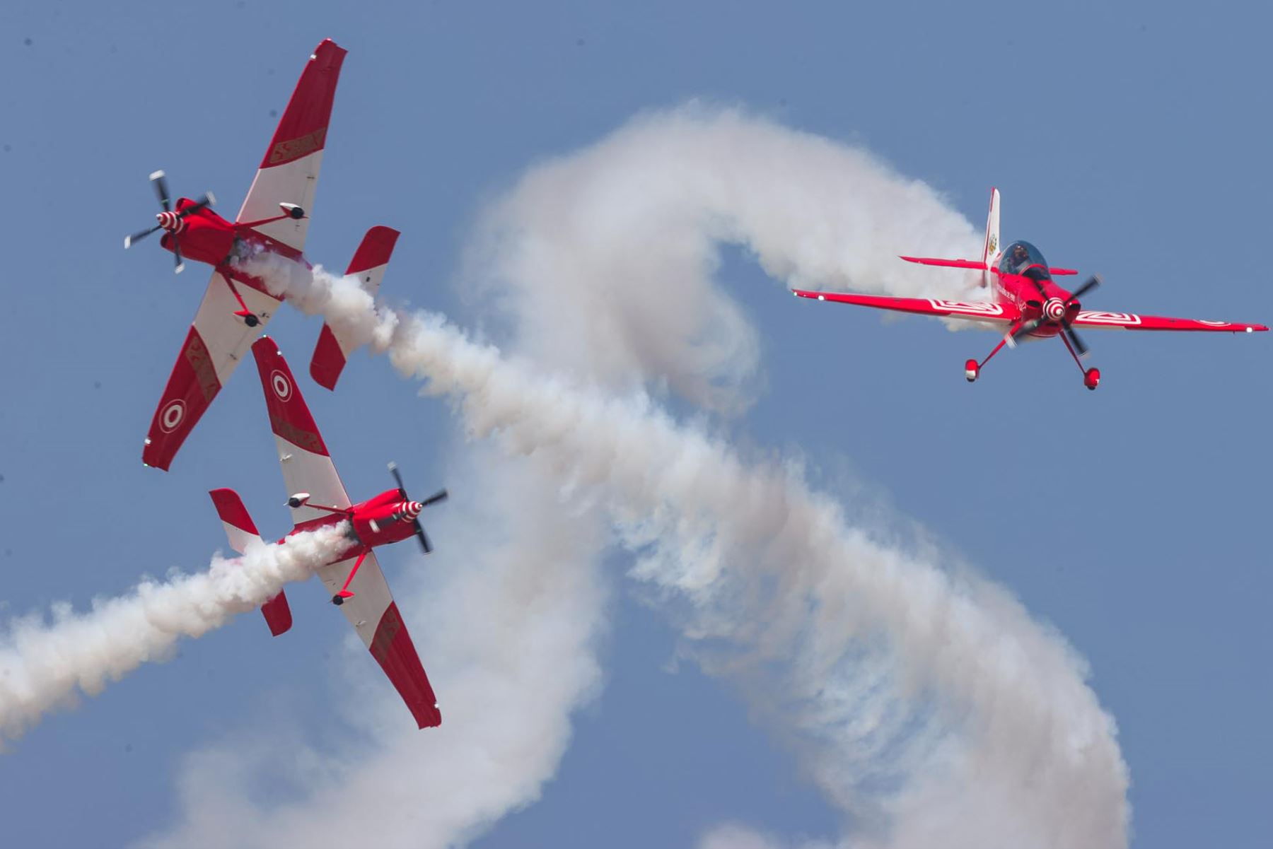 La Escuadrilla Acrobática Bicolor de la Fuerza Aérea del Perú (FAP) realiza este domingo una exhibición que deja boquiabiertos a miles de espectadores que llegan a la Base Aérea de Las Palmas para presenciar las atracciones del XVIII Festival Aéreo BALP 2026.  Foto: ANDINA / Carlos Américo Lezama Villantoy