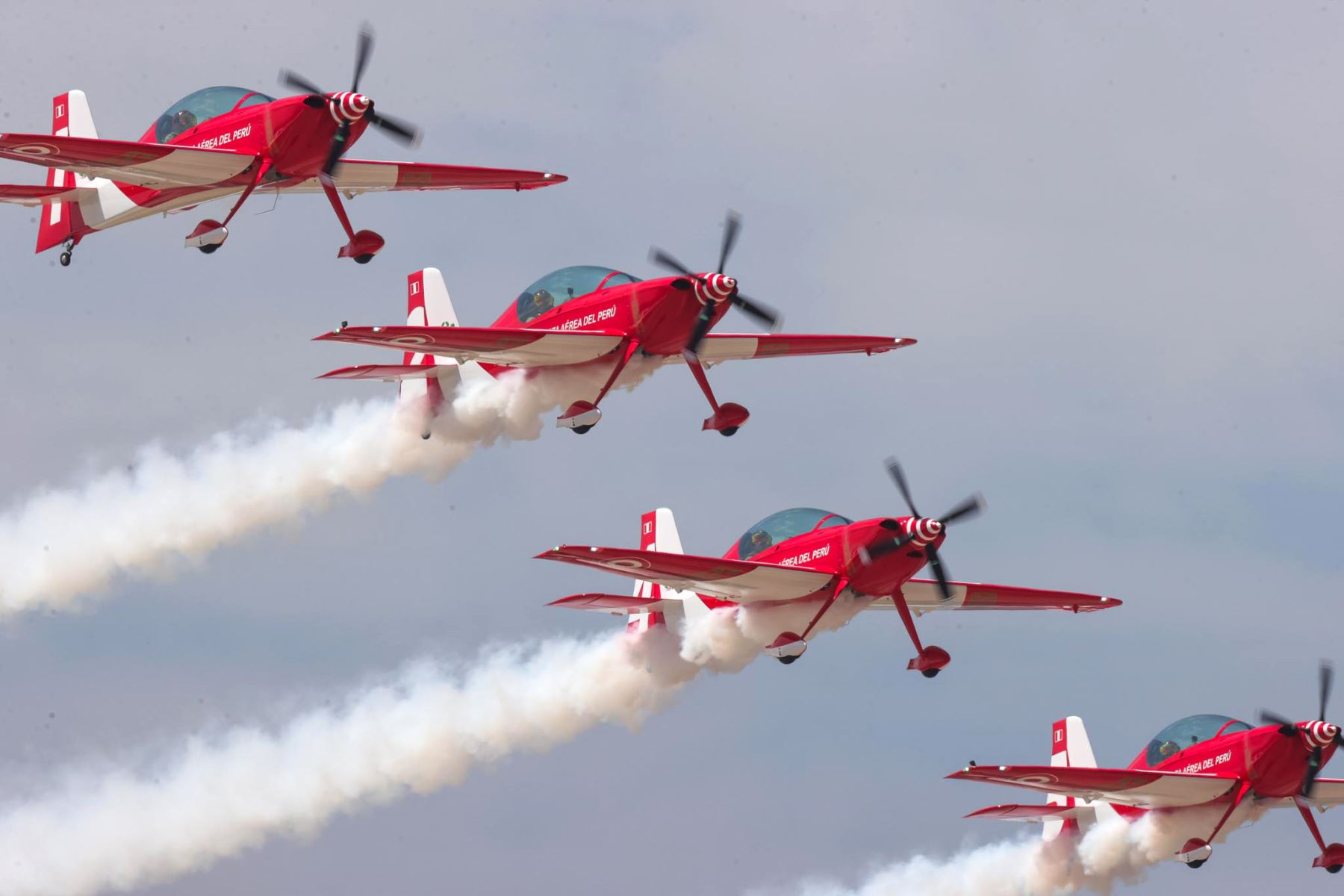 La Escuadrilla Acrobática Bicolor de la Fuerza Aérea del Perú (FAP) realiza este domingo una exhibición que deja boquiabiertos a miles de espectadores que llegan a la Base Aérea de Las Palmas para presenciar las atracciones del XVIII Festival Aéreo BALP 2026.  Foto: ANDINA / Carlos Américo Lezama Villantoy