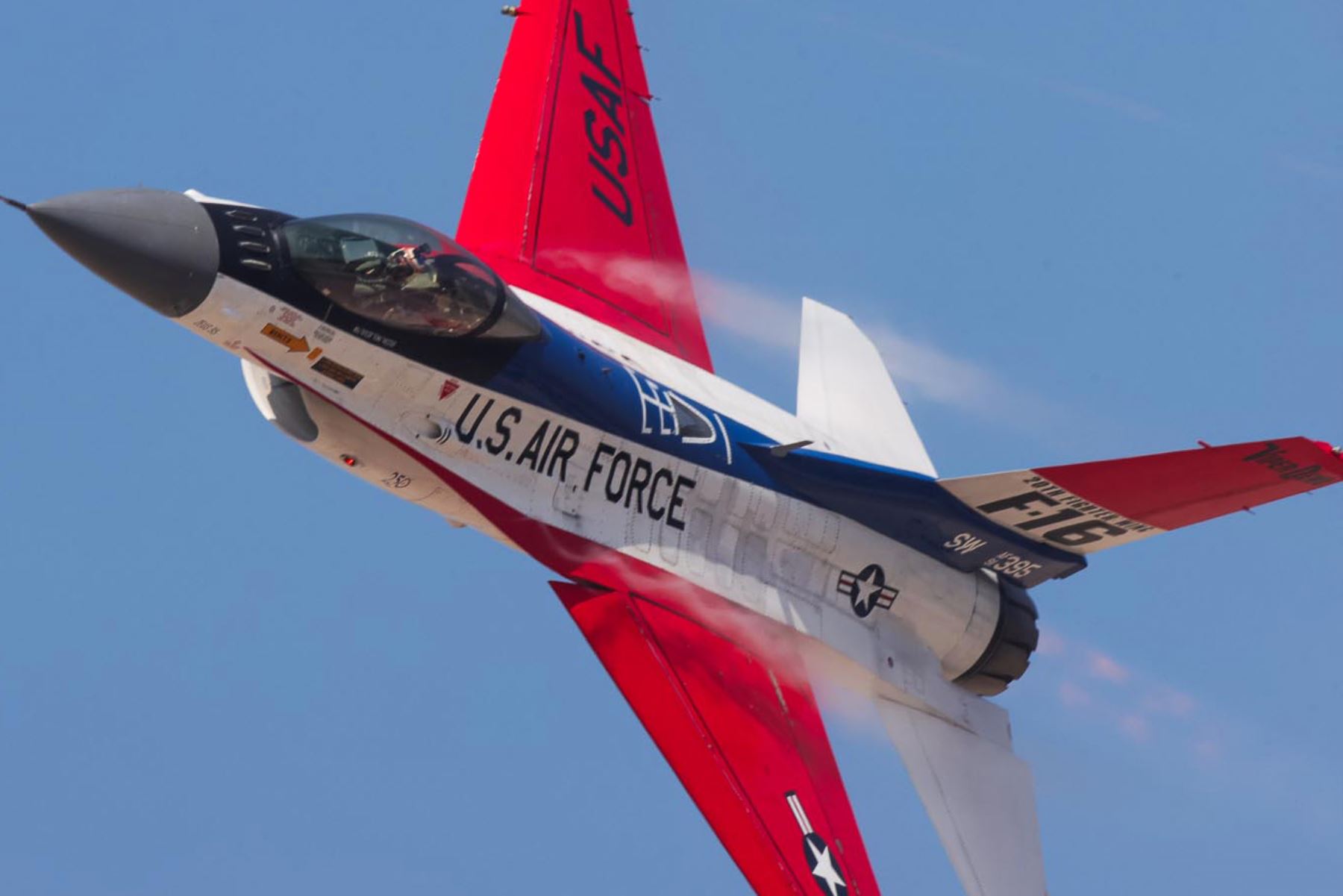 El Viper Demo Team de Estados Unidos, integrado por dos cazabombarderos F-16, ofrece una exhibición aérea en la Base Aérea de Las Palmas, donde el público aprecia la destreza y velocidad de este destacado equipo acrobático. Foto: ANDINA / Carlos Américo Lezama Villantoy