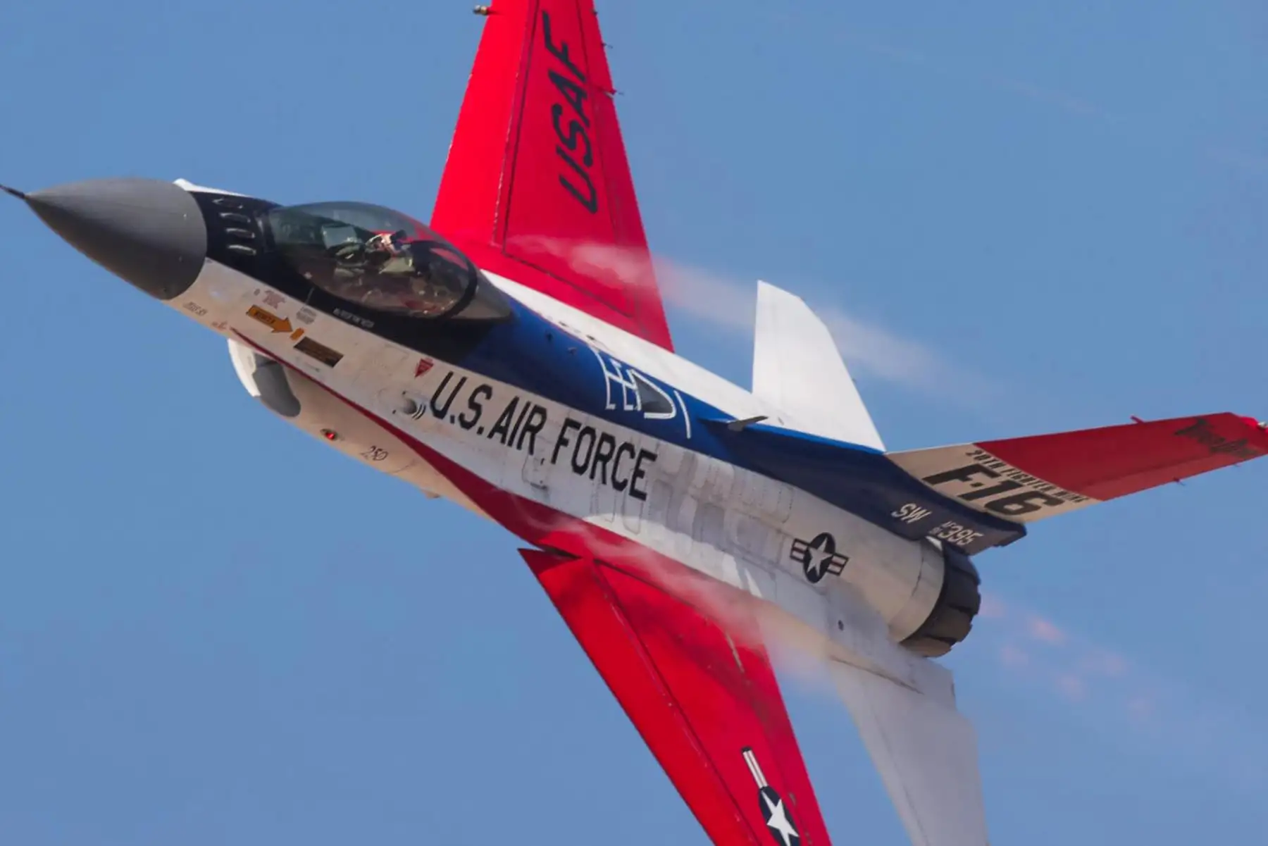 El Viper Demo Team de Estados Unidos, integrado por dos cazabombarderos F-16, ofrece una exhibición aérea en la Base Aérea de Las Palmas, donde el público aprecia la destreza y velocidad de este destacado equipo acrobático. Foto: ANDINA / Carlos Américo Lezama Villantoy