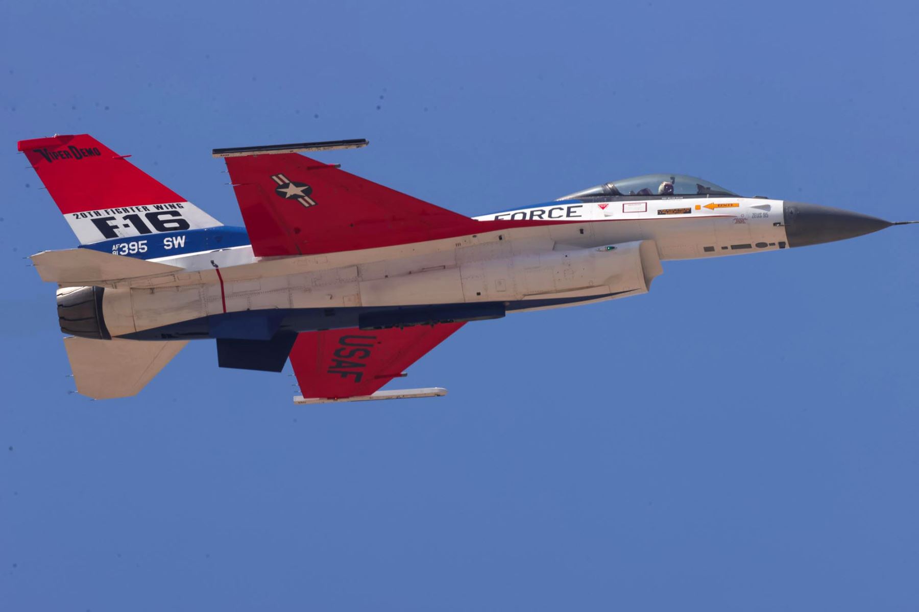 El Viper Demo Team de Estados Unidos, integrado por dos cazabombarderos F-16, ofrece una exhibición aérea en la Base Aérea de Las Palmas, donde el público aprecia la destreza y velocidad de este destacado equipo acrobático. Foto: ANDINA / Carlos Américo Lezama Villantoy