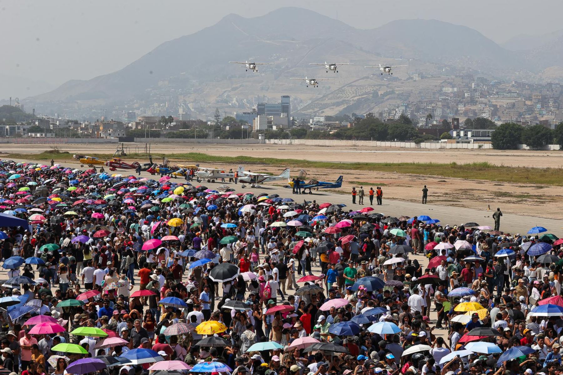 Público se congrega a lo largo de la pista de la Base Aérea de Las Palmas durante el XVIII Festival Aéreo BALP 2026 y disfruta de las exhibiciones. Foto: ANDINA / Carlos Américo Lezama Villantoy
