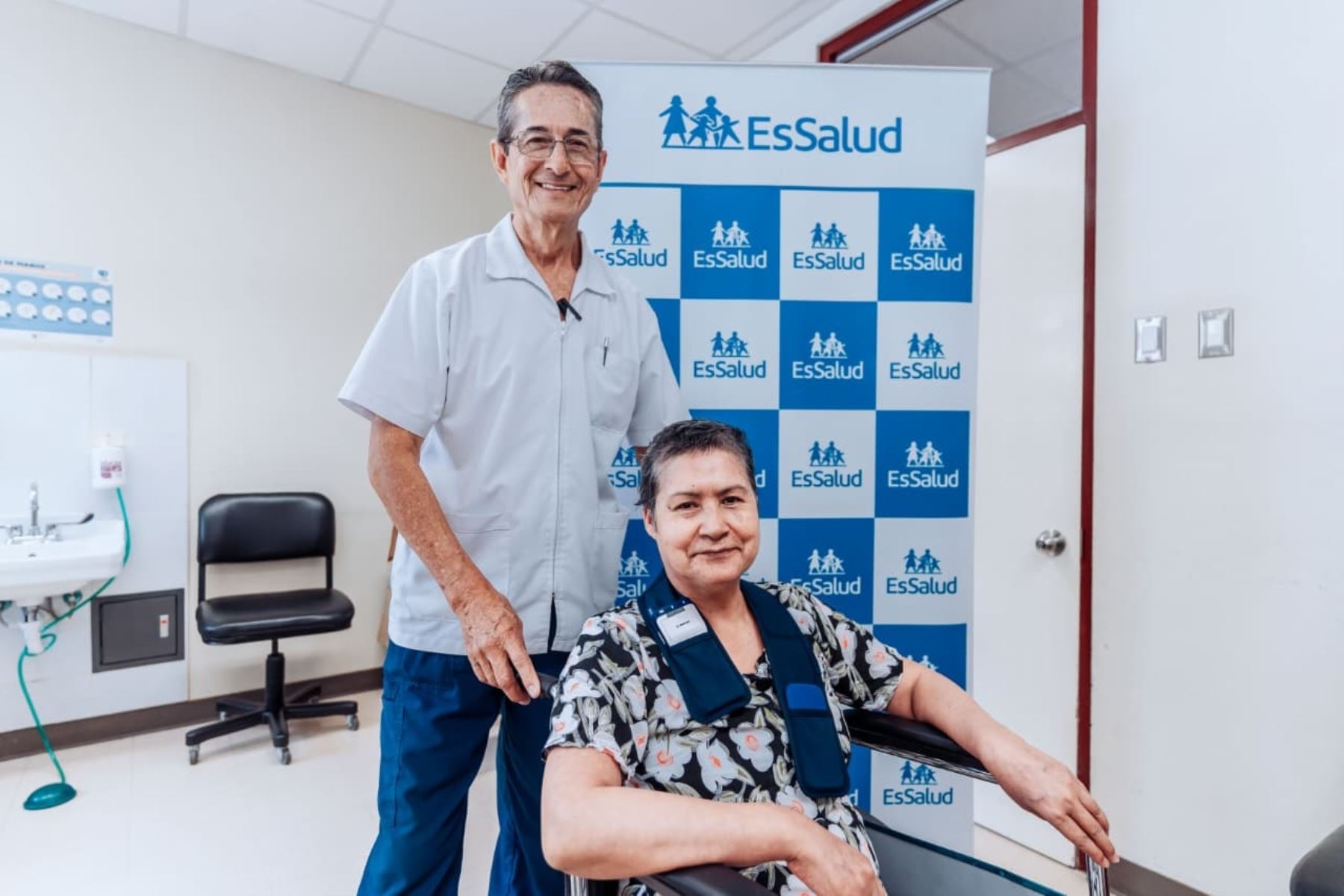 Hospital Almenara devuelve movilidad a mujer que dependía de terceros por el Parkinson