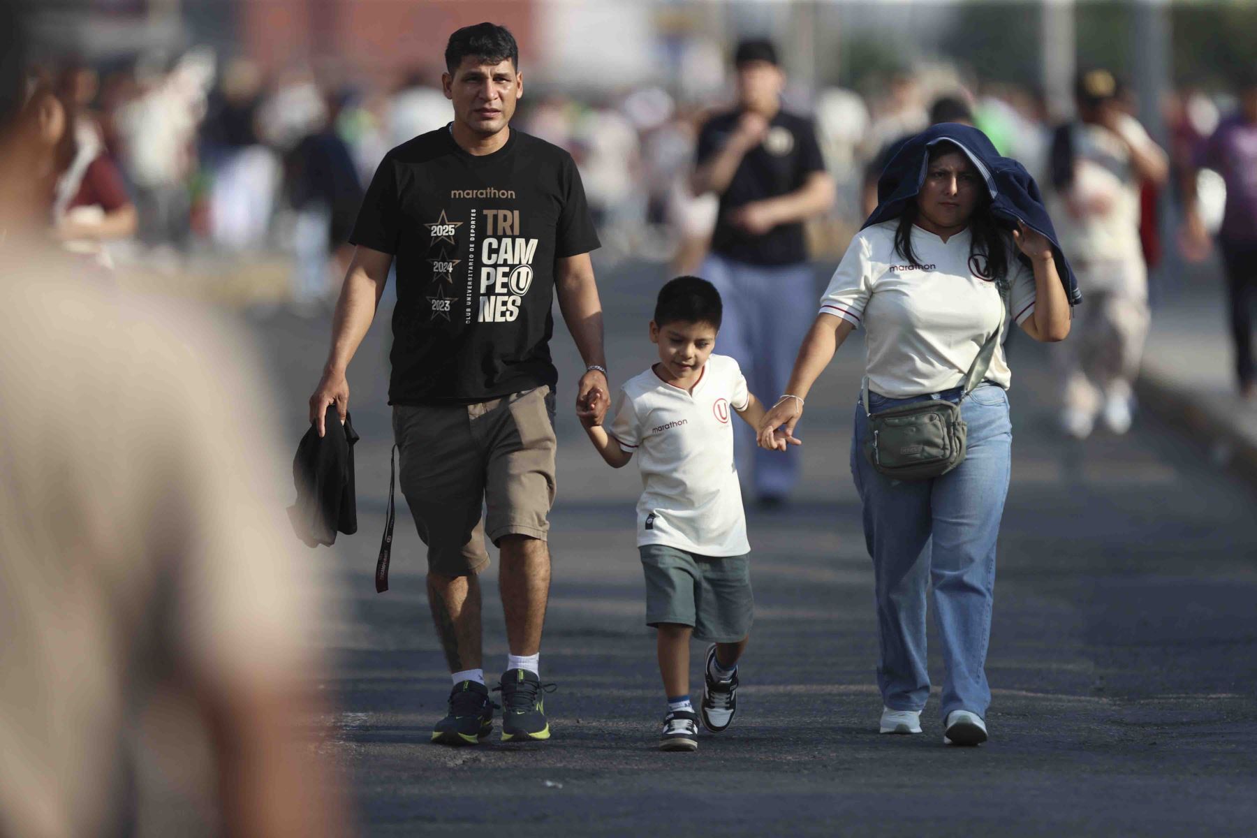 Universitario de Deportes se enfrenta a Alianza Atlético de Sullana en el Estadio Monumental y los hinchas se preparan para alentar al equipo crema. Foto: ANDINA/Jhonel Rodríguez Robles