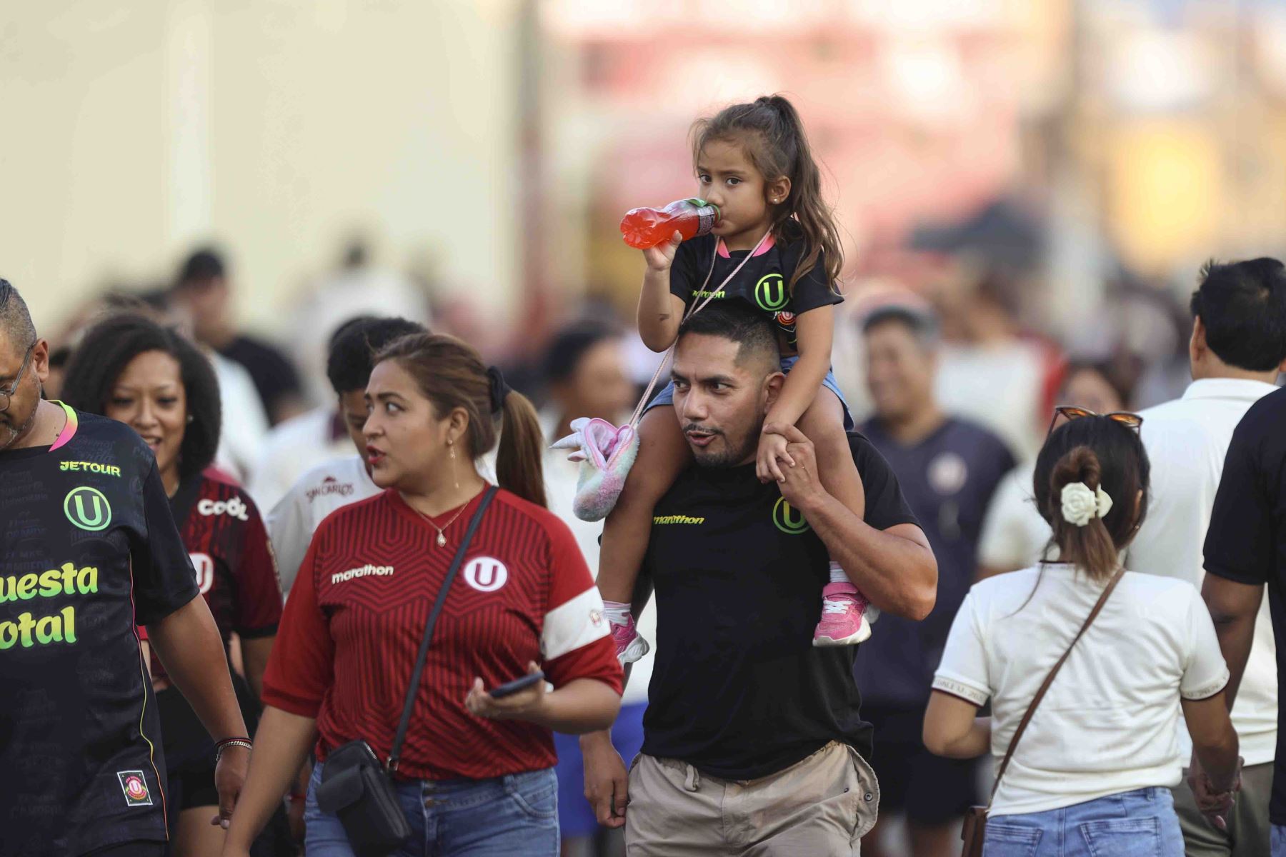 Universitario de Deportes se enfrenta a Alianza Atlético de Sullana en el Estadio Monumental y los hinchas se preparan para alentar al equipo crema. Foto: ANDINA/Jhonel Rodríguez Robles