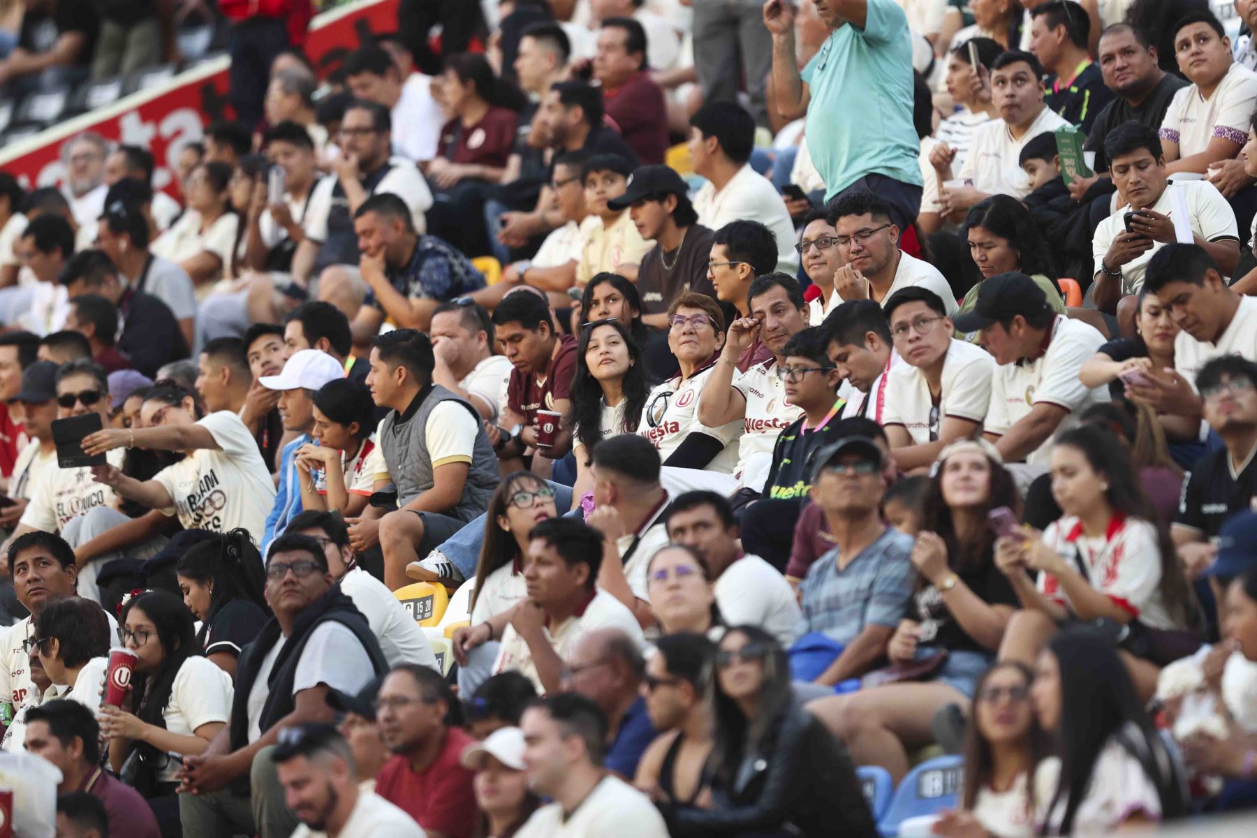 Universitario de Deportes se enfrenta a Alianza Atlético de Sullana en el Estadio Monumental y los hinchas se preparan para alentar al equipo crema. Foto: ANDINA/Jhonel Rodríguez Robles