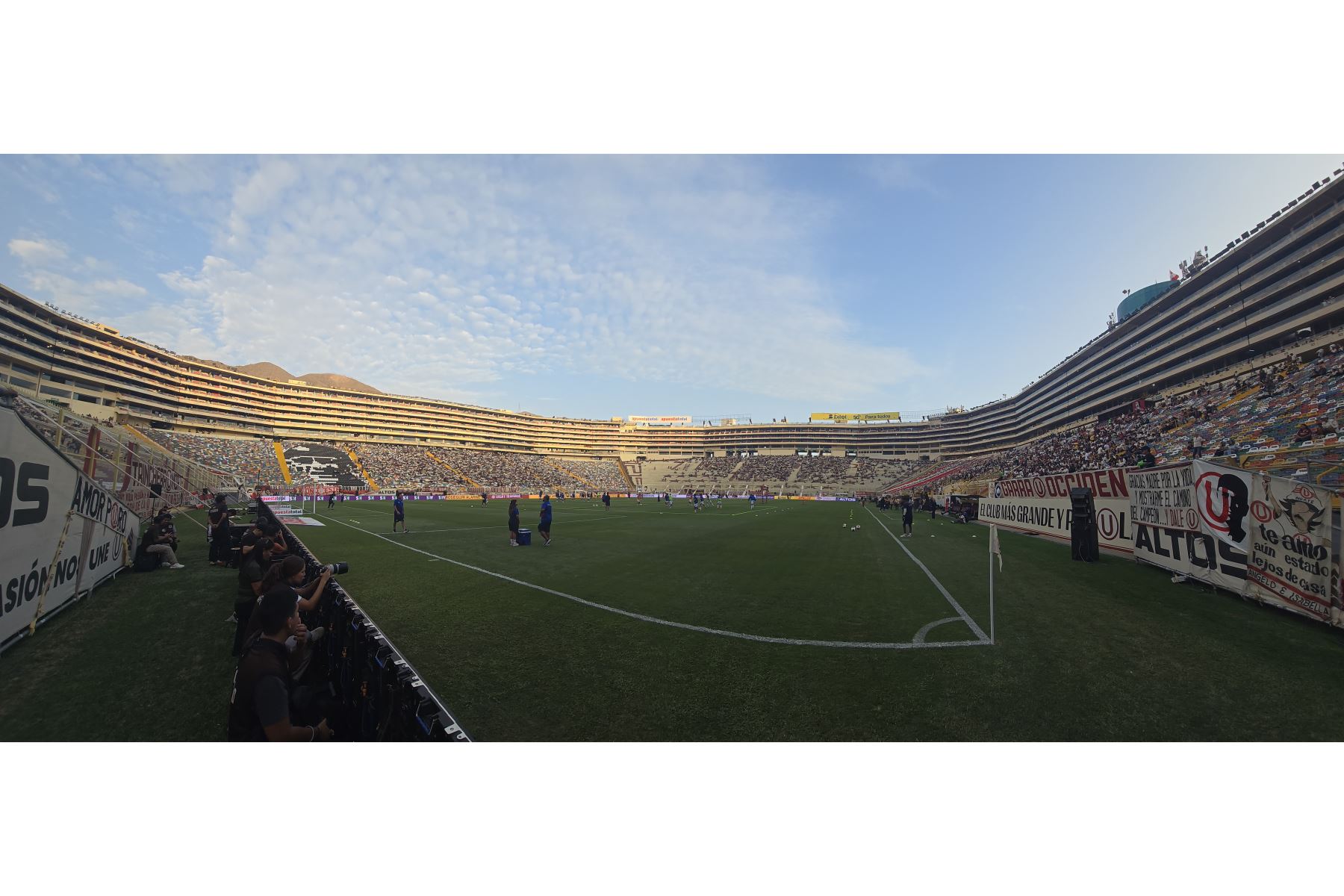 Universitario de Deportes se enfrenta a Alianza Atlético de Sullana en el Estadio Monumental y los hinchas se preparan para alentar al equipo crema. Foto: ANDINA/Jhonel Rodríguez Robles