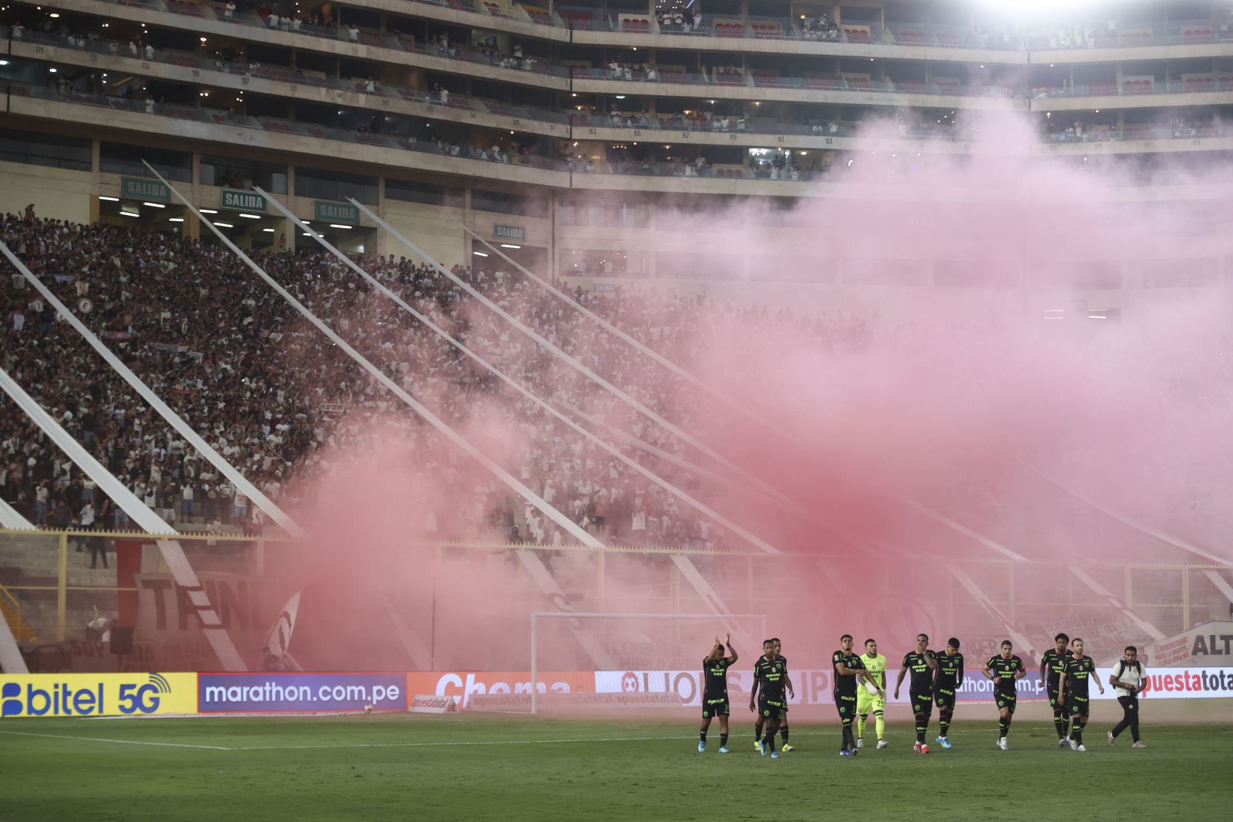 Universitario de Deportes se enfrenta a Alianza Atlético de Sullana en el Estadio Monumental y los hinchas se preparan para alentar al equipo crema. Foto: ANDINA/Jhonel Rodríguez Robles
