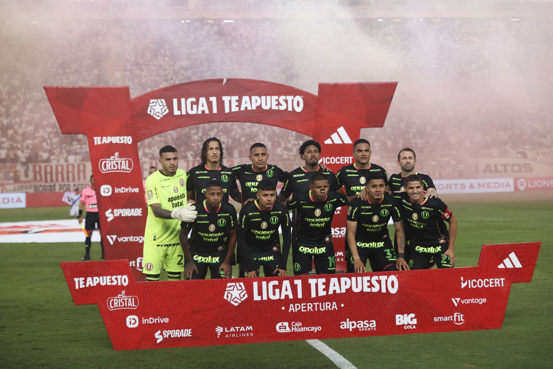 Universitario de Deportes se enfrenta a Alianza Atlético de Sullana en el Estadio Monumental y los hinchas se preparan para alentar al equipo crema. Foto: ANDINA/Jhonel Rodríguez Robles