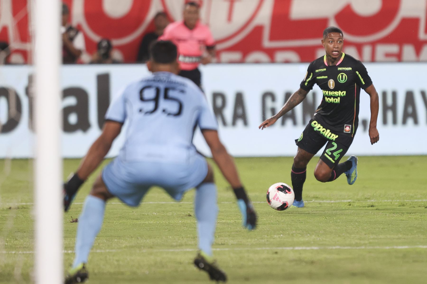 Universitario de Deportes se enfrenta a Alianza Atlético de Sullana por el Torneo Apertura de la Liga 1 en el Estadio Monumental, en un duelo clave donde los cremas buscarán hacerse fuertes en casa y sumar puntos importantes en la tabla. Por su parte, el conjunto norteño intentará dar la sorpresa y llevarse un resultado positivo en una plaza siempre complicada. Foto: ANDINA/Jhonel Rodríguez Robles