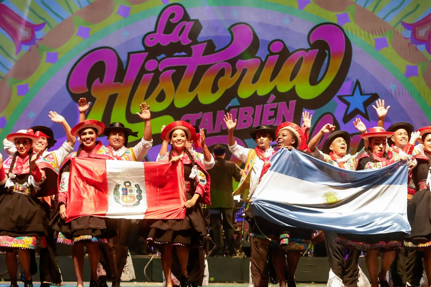 Alrededor de 1,200 personas, en su mayoría peruanos residentes en Argentina, colmaron el Anfiteatro del Parque Centenario para presenciar el espectáculo “Retablo del Perú para el mundo”, en una jornada marcada por la emoción y la identidad. Asistentes provenientes de provincias como Santa Fe, Córdoba y Mendoza llegaron para reencontrarse con sus raíces, vibrando con danzas y música de la costa, sierra y selva, en el marco de la Feria del Libro. Foto: ANDINA/Luis Iparraguirre.
