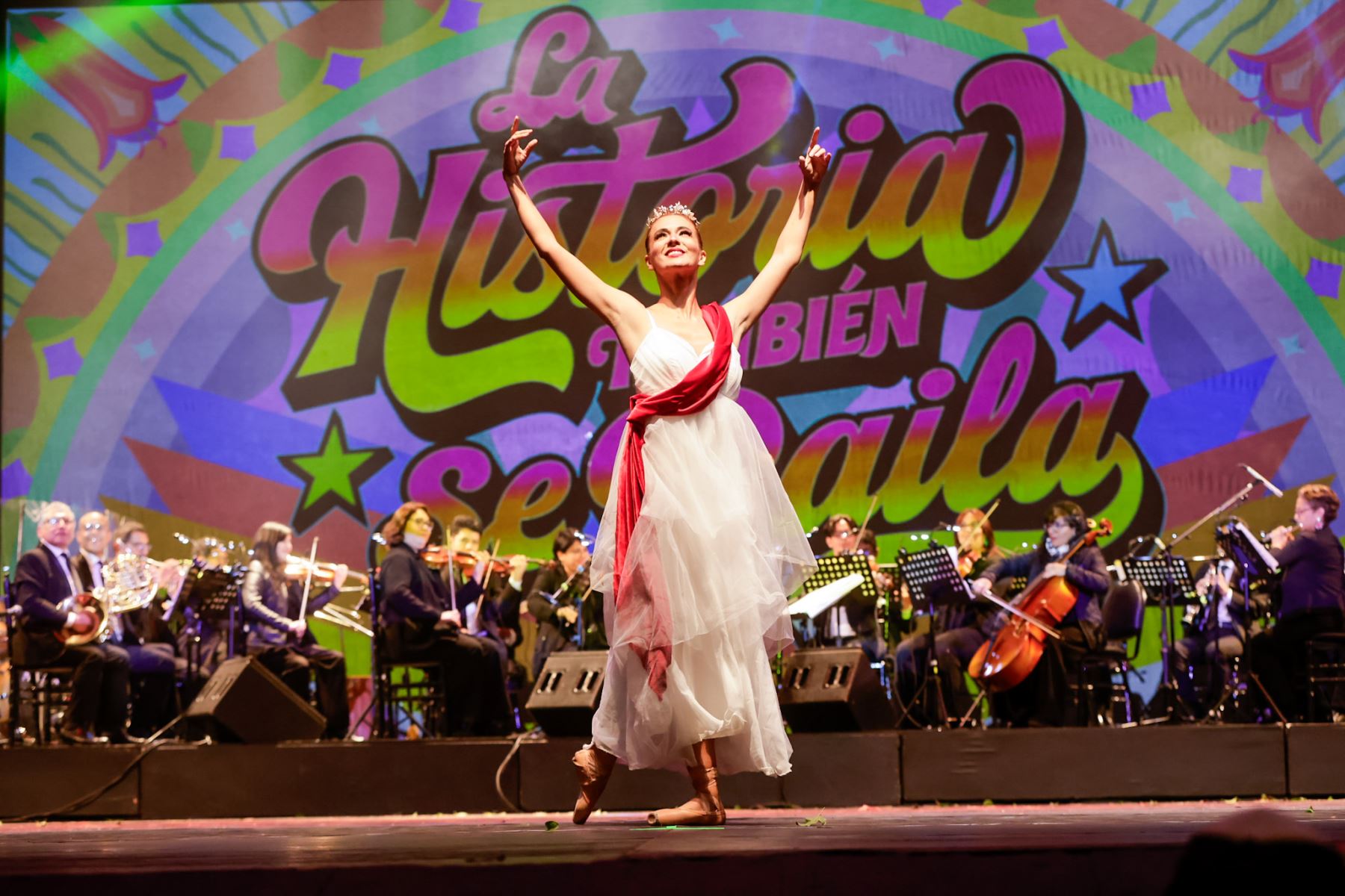 El escenario, ambientado con elementos visuales inspirados en el retablo andino, sirvió como marco para el desarrollo de los distintos cuadros artísticos, reforzando la propuesta estética del espectáculo. Foto: ANDINA/Luis Iparraguirre.