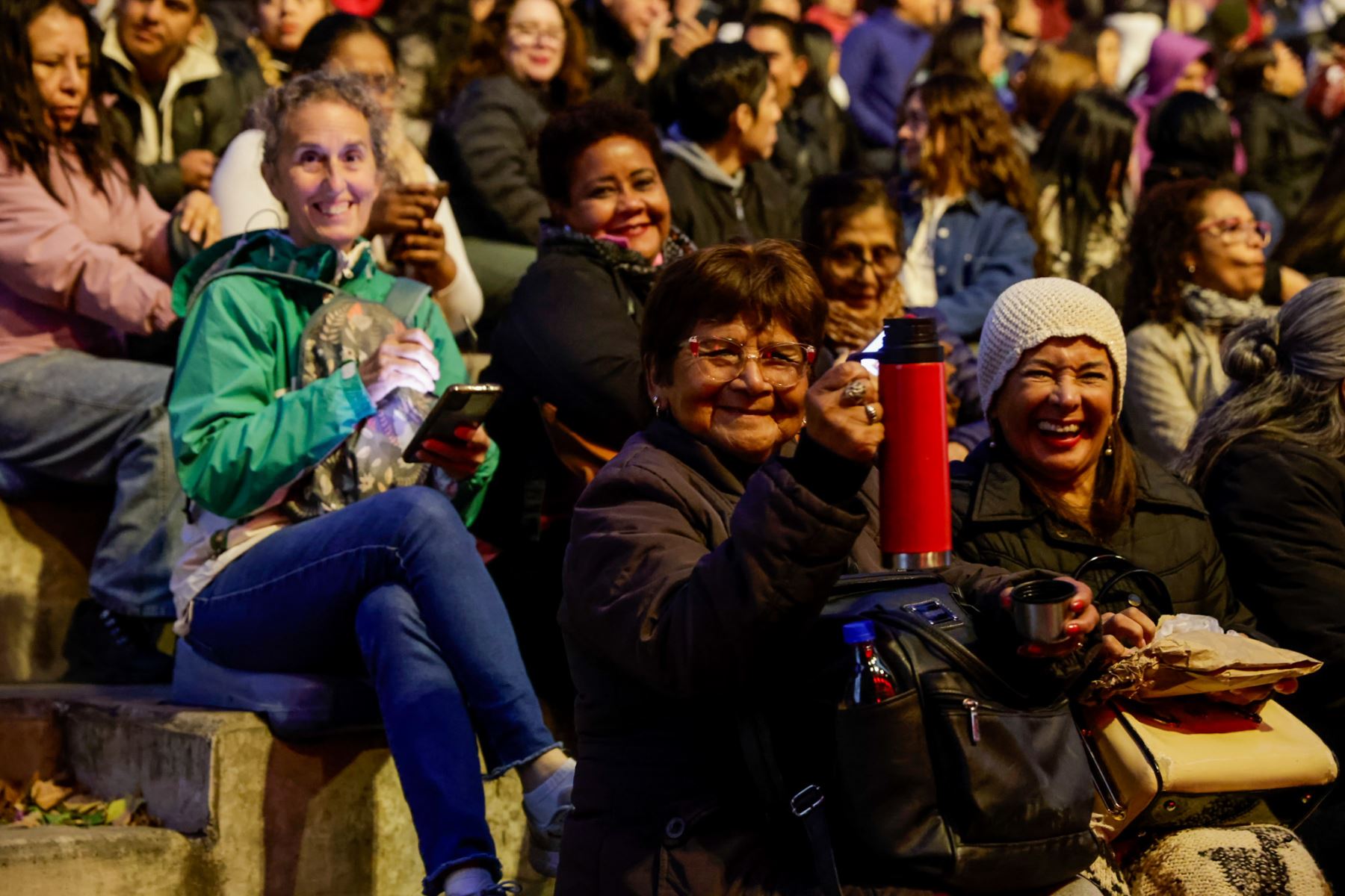 Niños y adultos compartieron la experiencia cultural en el Anfiteatro del Parque Centenario, evidenciando el carácter familiar del evento y el interés por transmitir las tradiciones peruanas a nuevas generaciones. Foto: ANDINA/Luis Iparraguirre.