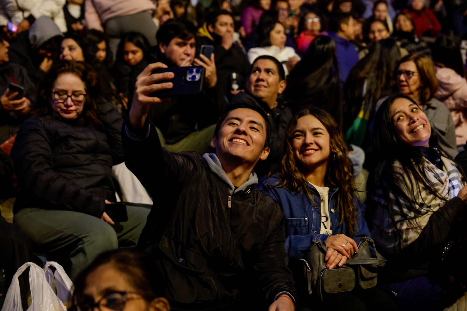 Los asistentes respondieron con aplausos y muestras de emoción ante cada número artístico, reflejando el impacto del espectáculo en la comunidad peruana residente en Argentina. Foto: ANDINA/Luis Iparraguirre.