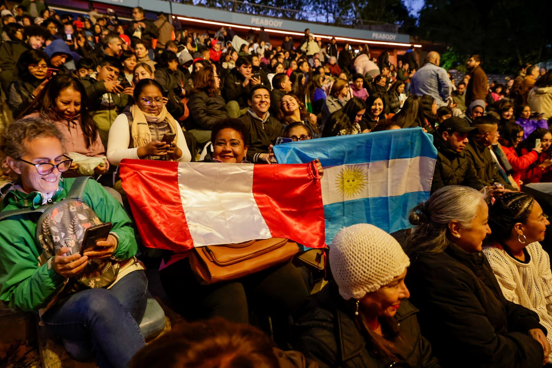 El público asistente, portando banderas peruanas, acompañó con entusiasmo cada presentación, en una jornada que reunió a familias y comunidades migrantes en torno a la música y danza del Perú. Foto: ANDINA/Luis Iparraguirre.