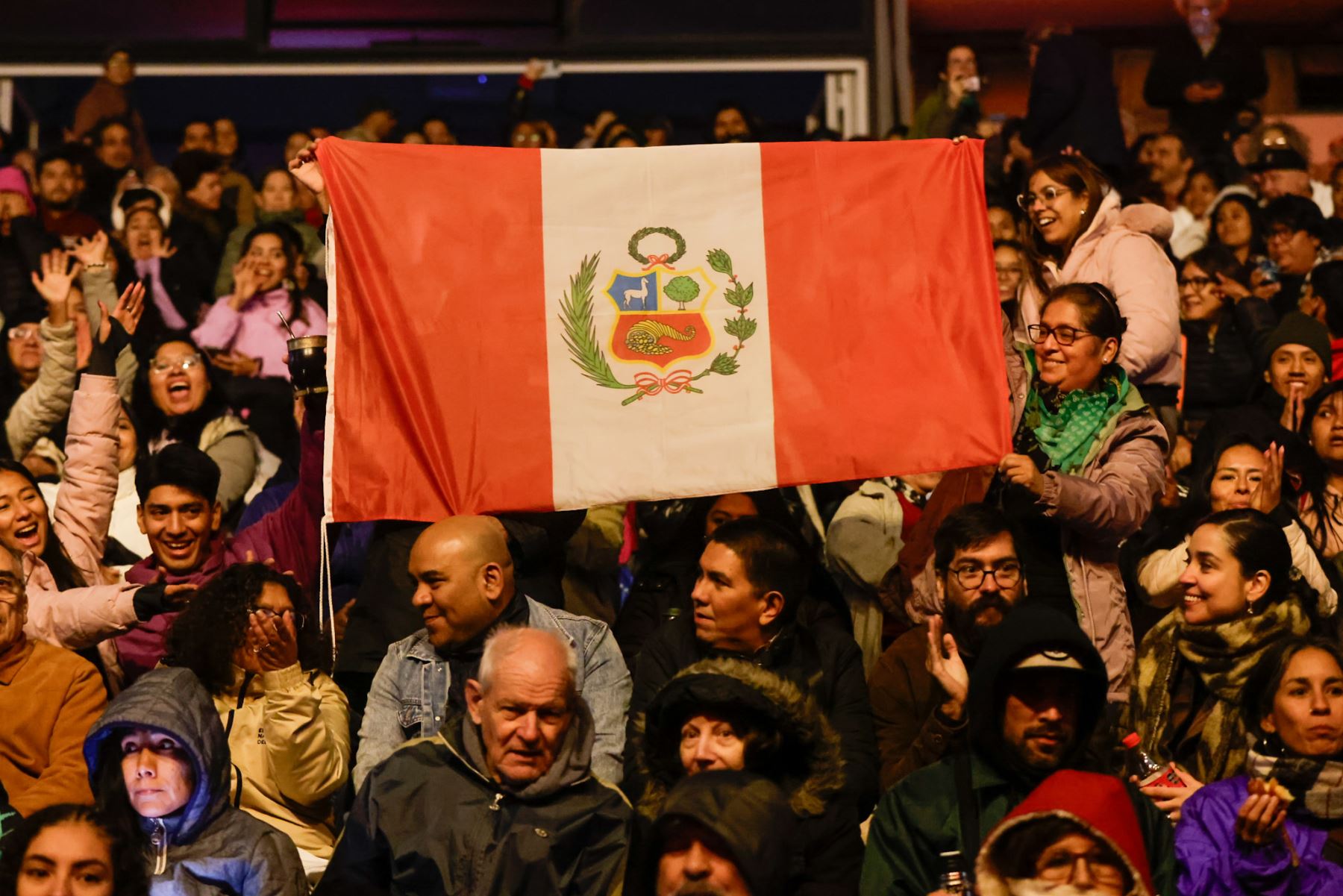 La presencia de la bandera peruana entre el público simbolizó el sentido de pertenencia y orgullo nacional de los asistentes, en una noche que consolidó la participación del Perú como país invitado de honor en la Feria Internacional del Libro de Buenos Aires. Foto: ANDINA/Luis Iparraguirre.