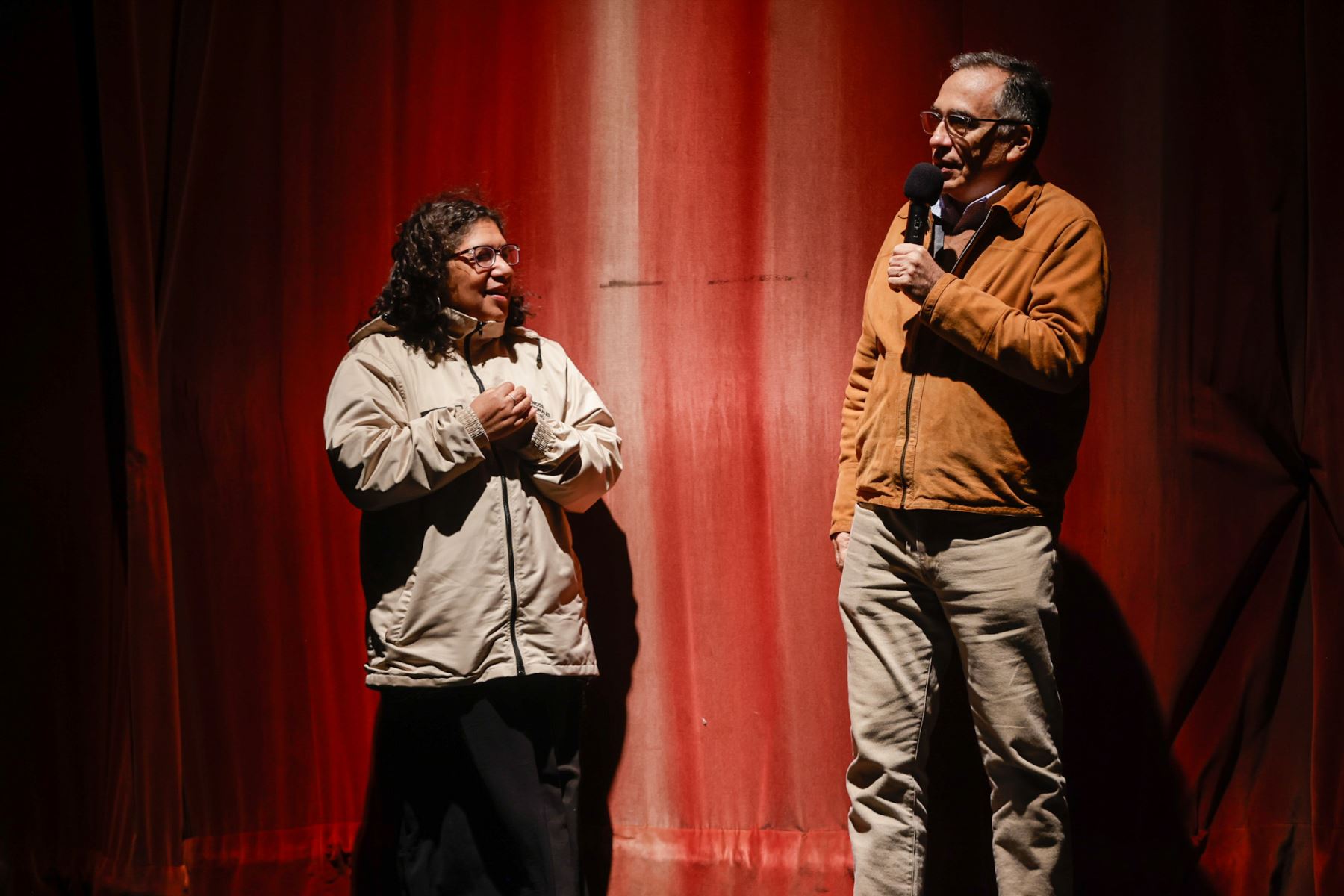 El embajador del Perú en Argentina, Carlos Chocano Burga, junto a la directora de la Dirección General de Industrias Culturales y Artes, Carina Moreno, ofrecieron palabras de bienvenida al público asistente, destacando la presencia del Perú en la Feria Internacional del Libro de Buenos Aires y el valor de este espectáculo como expresión de identidad cultural. Foto: ANDINA/Luis Iparraguirre.