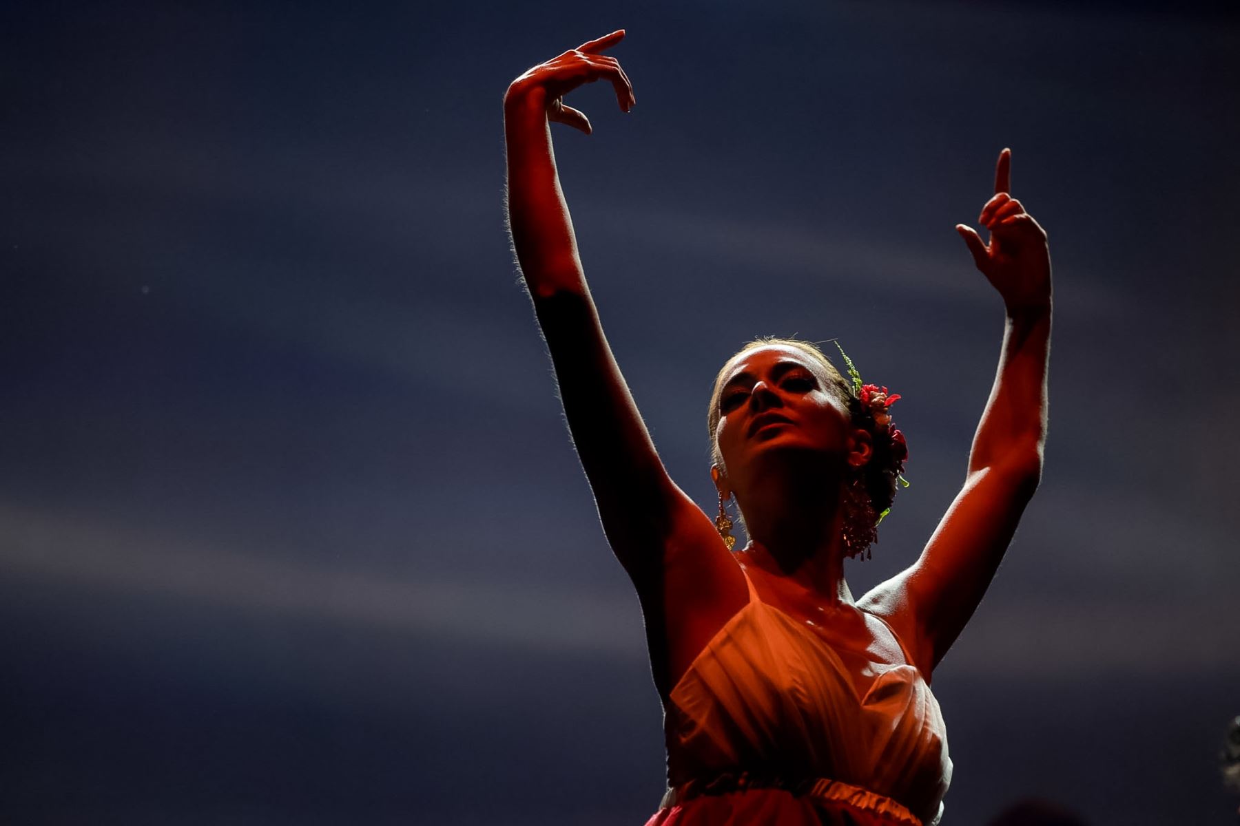 Una de las bailarinas protagoniza un momento de gran expresividad sobre el escenario, en un cuadro que destacó por su fuerza interpretativa y por el uso de la iluminación como recurso narrativo dentro de la puesta escénica. Foto: ANDINA/Luis Iparraguirre.