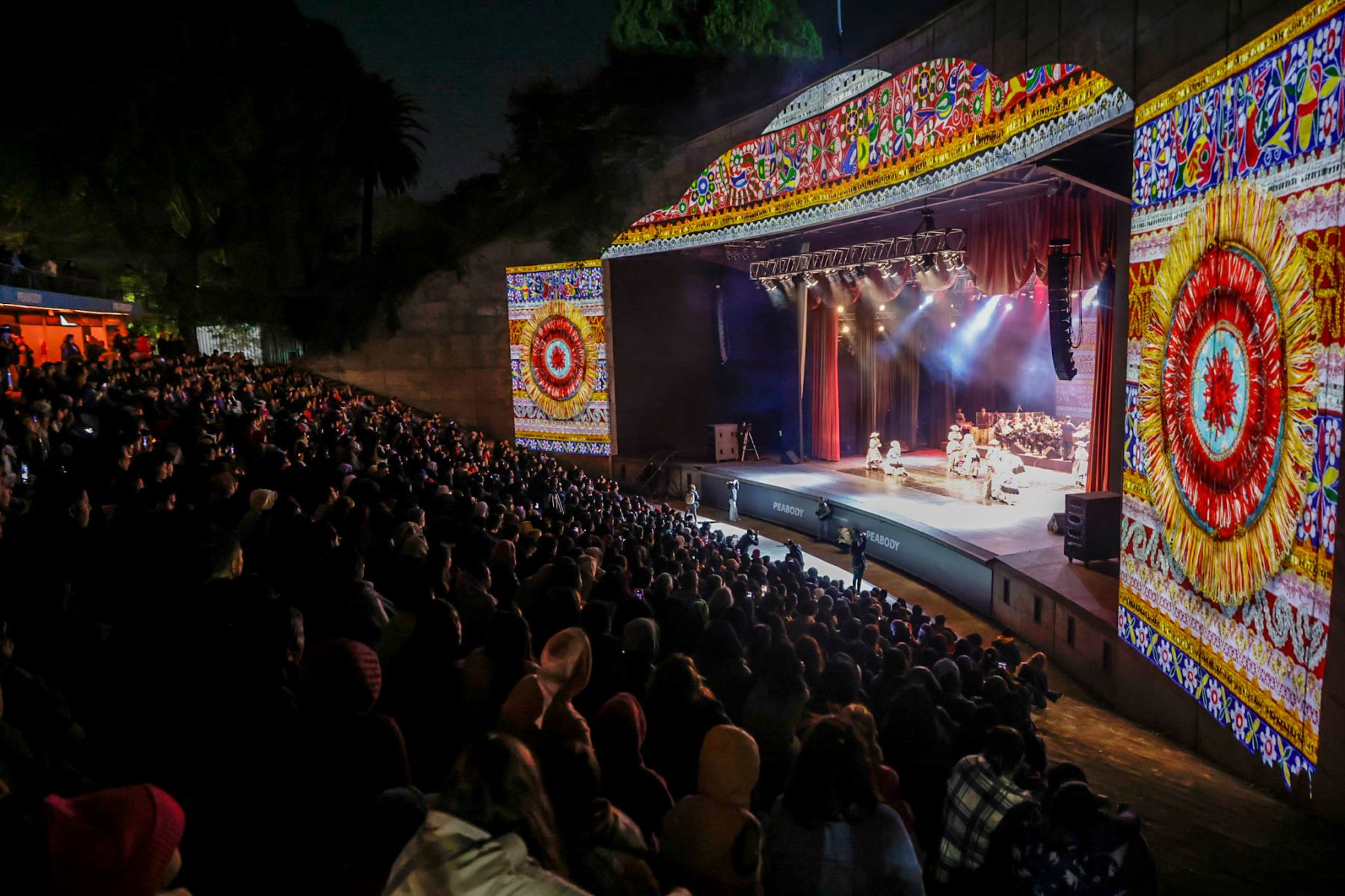 El espectáculo “Retablo del Perú para el mundo” se presentó en el Anfiteatro del Parque Centenario con una puesta de gran formato que integró danza, música en vivo y proyecciones audiovisuales, en una noche que reunió a cerca de 1,200 asistentes. El público, mayoritariamente peruano residente en Argentina, siguió con atención cada cuadro escénico que evocó la diversidad cultural del país. Foto: ANDINA/Luis Iparraguirre.