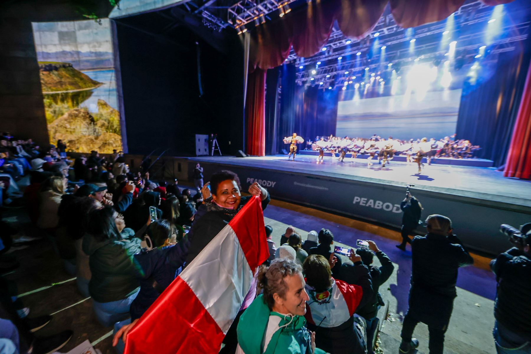 El repertorio musical incluyó también géneros populares como la cumbia, con temas representativos como los de Los Shapis, que encendieron el entusiasmo del público y reafirmaron la diversidad sonora que caracteriza al país. Foto: ANDINA/Luis Iparraguirre.