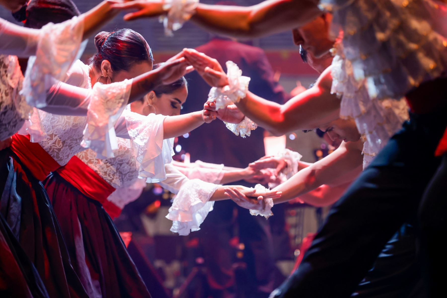 La sincronía entre danza y música en vivo marcó uno de los momentos más destacados de la noche, con interpretaciones que evidenciaron el trabajo conjunto entre el Ballet Folclórico Nacional y la Orquesta Sinfónica Nacional del Perú. Foto: ANDINA/Luis Iparraguirre.