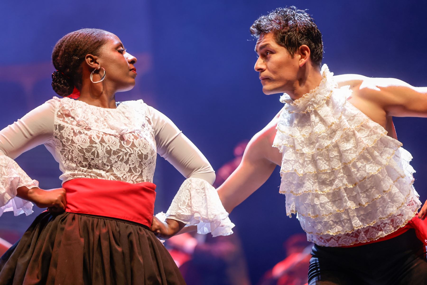 La emoción alcanzó uno de sus puntos más altos durante la interpretación del himno nacional, momento en el que los asistentes, muchos de ellos migrantes, se pusieron de pie para cantar y expresar su vínculo con el Perú, en un ambiente de identidad compartida. Foto: ANDINA/Luis Iparraguirre.