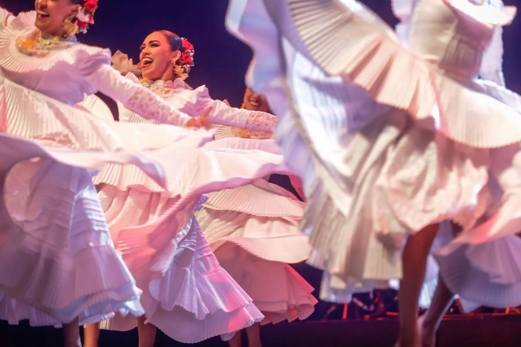 Danzas de la costa, sierra y selva peruana marcaron la noche, con interpretaciones que incluyeron marinera norteña, ritmos andinos y expresiones amazónicas, generando una conexión emotiva con el público, que respondió con aplausos constantes ante el despliegue artístico. Foto: ANDINA/Luis Iparraguirre.