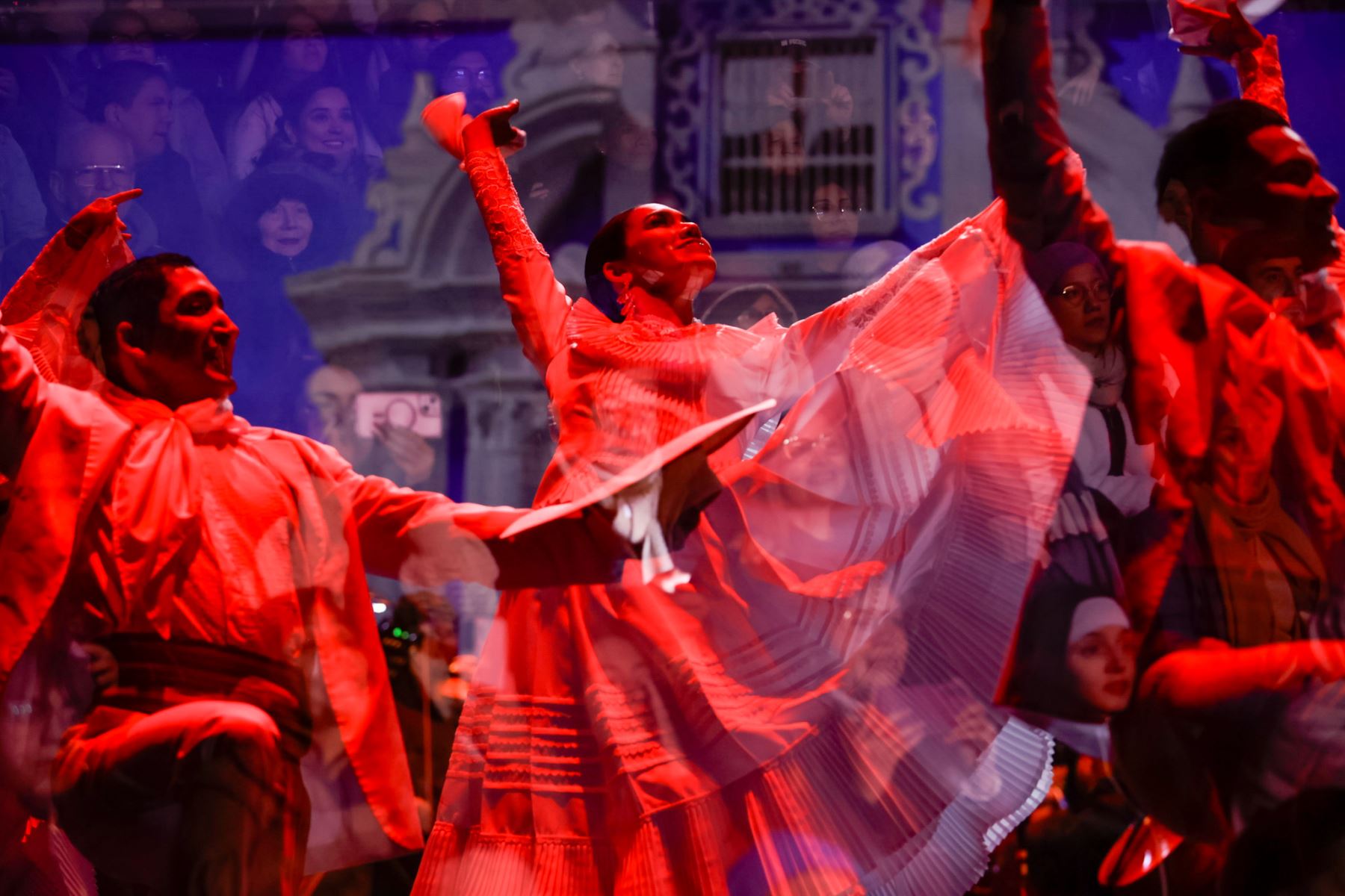 Los cuadros escénicos incorporaron elementos teatrales y visuales que reforzaron la narrativa del espectáculo, permitiendo al público recorrer, desde sus asientos, paisajes y tradiciones de la costa, sierra y selva peruana. Foto: ANDINA/Luis Iparraguirre.