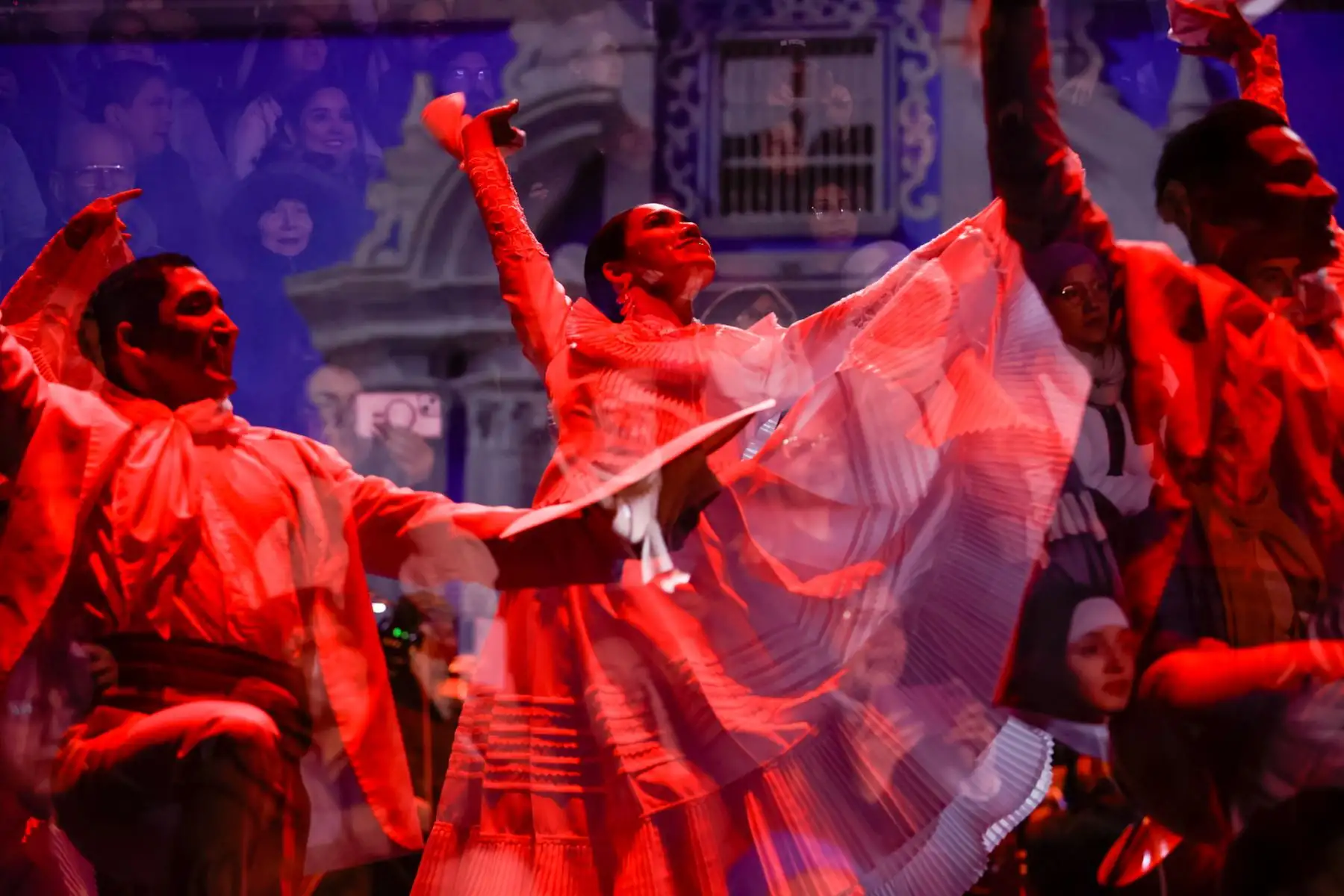 Los cuadros escénicos incorporaron elementos teatrales y visuales que reforzaron la narrativa del espectáculo, permitiendo al público recorrer, desde sus asientos, paisajes y tradiciones de la costa, sierra y selva peruana. Foto: ANDINA/Luis Iparraguirre.