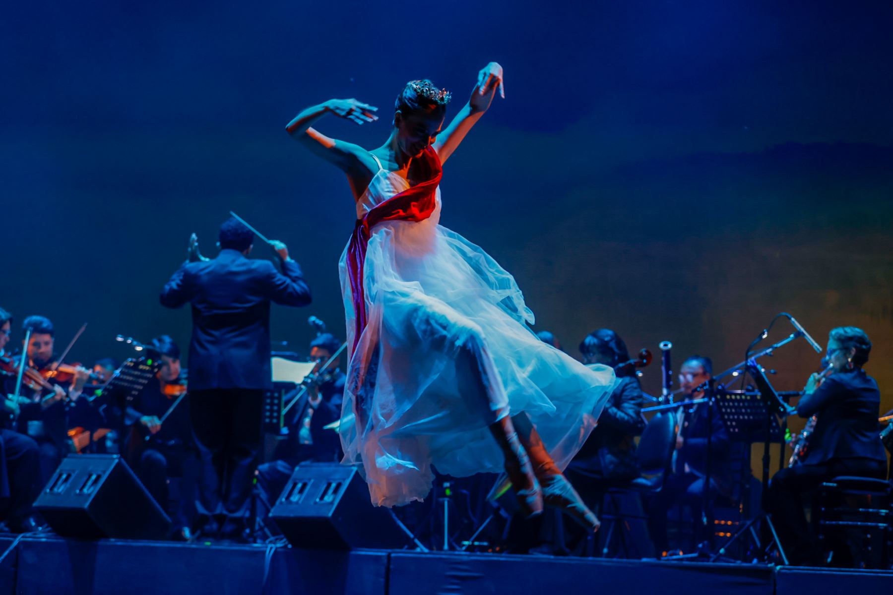 La iluminación y los recursos audiovisuales acompañaron la narrativa del espectáculo, reforzando los distintos cuadros escénicos y aportando dinamismo a una propuesta que buscó representar la diversidad geográfica y cultural del Perú. Foto: ANDINA/Luis Iparraguirre.