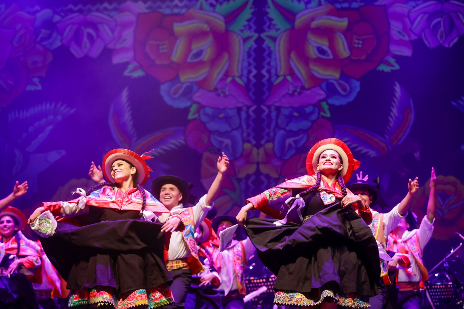 La propuesta artística, inspirada en el retablo andino como símbolo de memoria e identidad, ofreció un recorrido por distintas regiones del Perú a través de coreografías y música en vivo interpretada por la Orquesta Sinfónica Nacional, en una puesta que destacó por su calidad escénica y narrativa visual. Foto: ANDINA/Luis Iparraguirre.