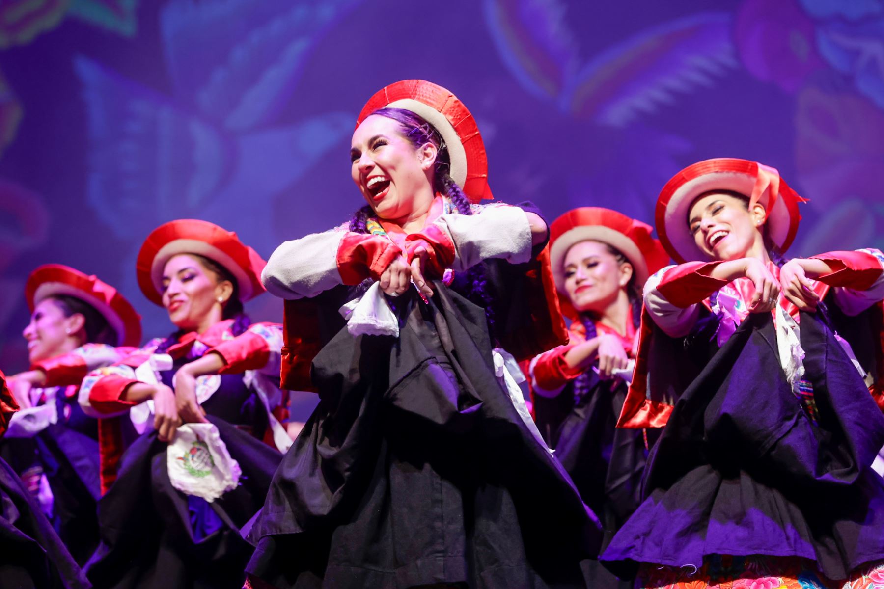 El elenco del Ballet Folclórico Nacional del Perú presentó coreografías de fuerte carga simbólica, con vestuarios tradicionales que evocaron distintas regiones del país, en una puesta que resaltó la identidad cultural a través del movimiento y la música en vivo. Foto: ANDINA/Luis Iparraguirre.