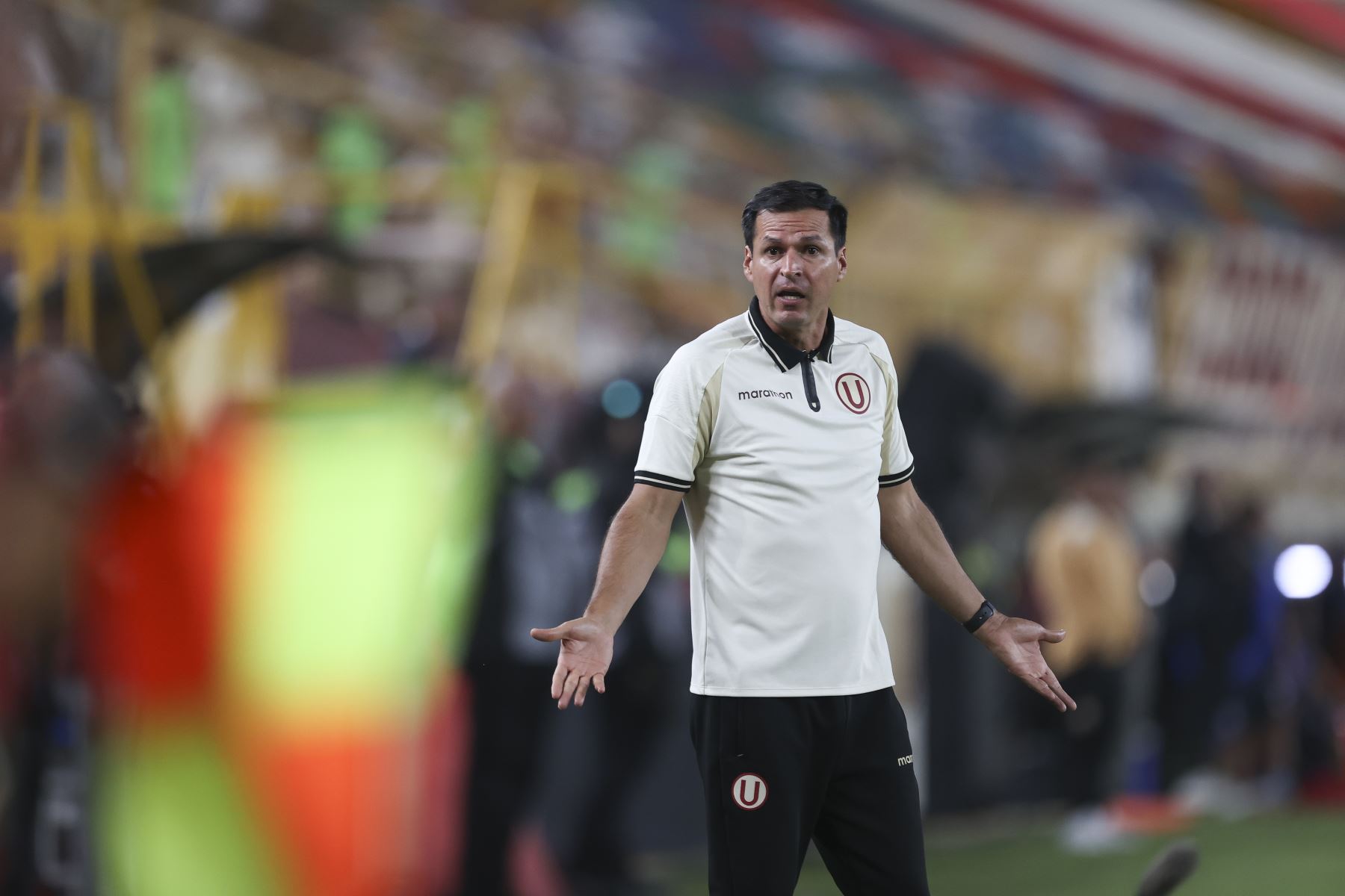 Universitario cayó 2-1 de local ante Alianza Atlético y complicó seriamente sus opciones en el Torneo Apertura. El equipo merengue mostró un rendimiento por debajo de lo habitual y dejó dudas en un momento clave del campeonato. Foto: ANDINA/Jhonel Rodríguez Robles