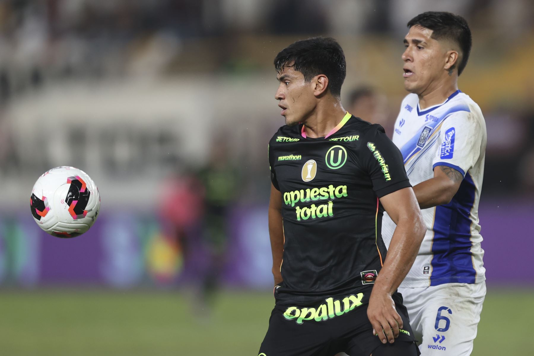 Universitario cayó 2-1 de local ante Alianza Atlético y complicó seriamente sus opciones en el Torneo Apertura. El equipo merengue mostró un rendimiento por debajo de lo habitual y dejó dudas en un momento clave del campeonato. Foto: ANDINA/Jhonel Rodríguez Robles