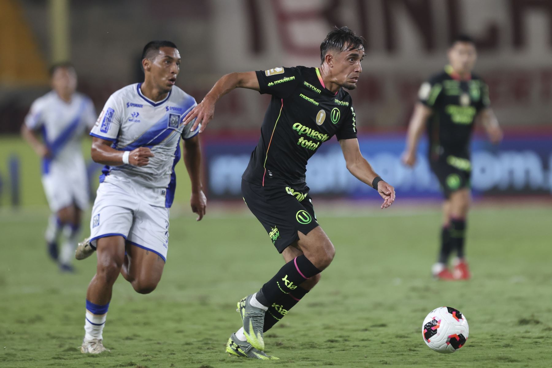 Universitario cayó 2-1 de local ante Alianza Atlético y complicó seriamente sus opciones en el Torneo Apertura. El equipo merengue mostró un rendimiento por debajo de lo habitual y dejó dudas en un momento clave del campeonato. Foto: ANDINA/Jhonel Rodríguez Robles