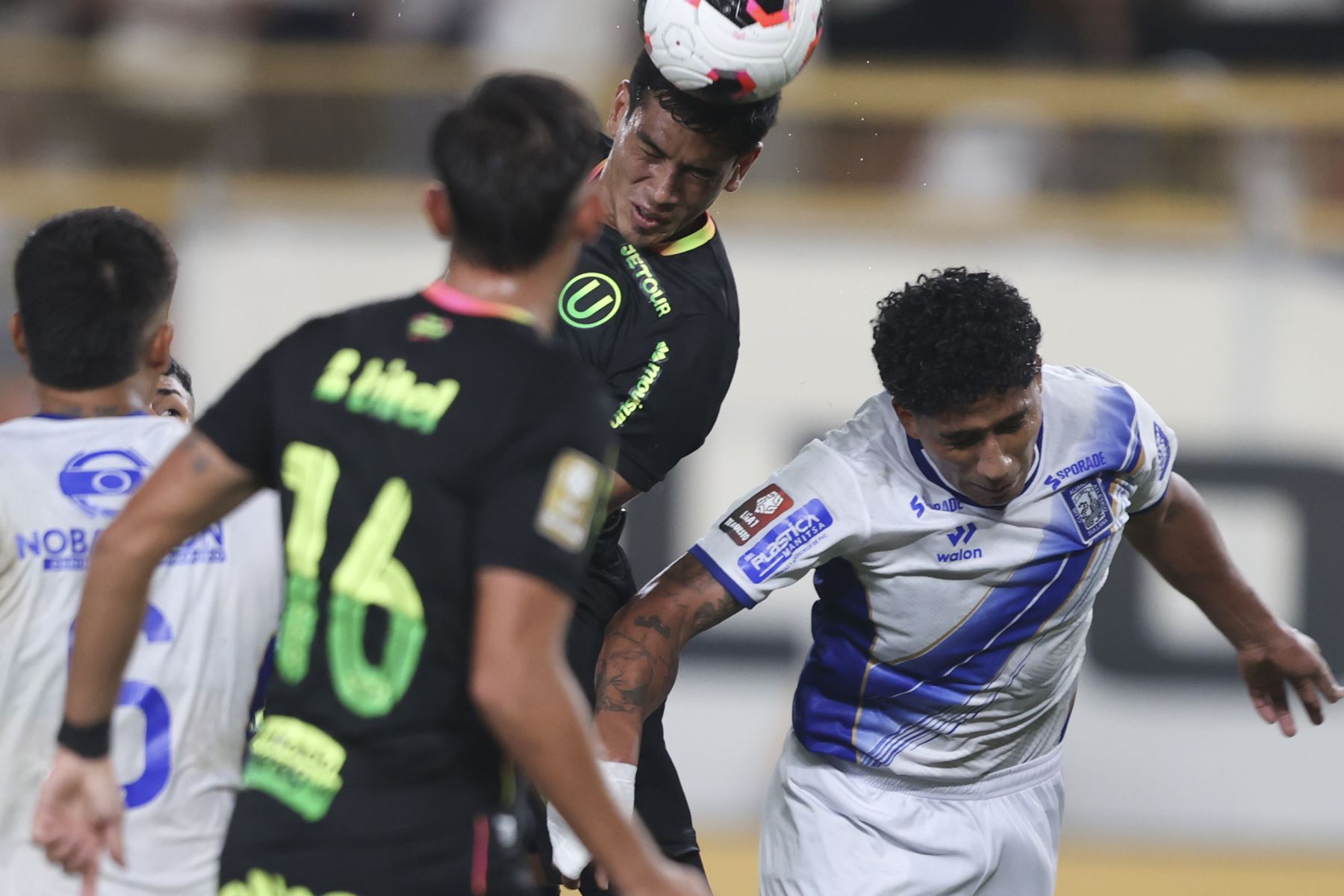 Universitario cayó 2-1 de local ante Alianza Atlético y complicó seriamente sus opciones en el Torneo Apertura. El equipo merengue mostró un rendimiento por debajo de lo habitual y dejó dudas en un momento clave del campeonato. Foto: ANDINA/Jhonel Rodríguez Robles