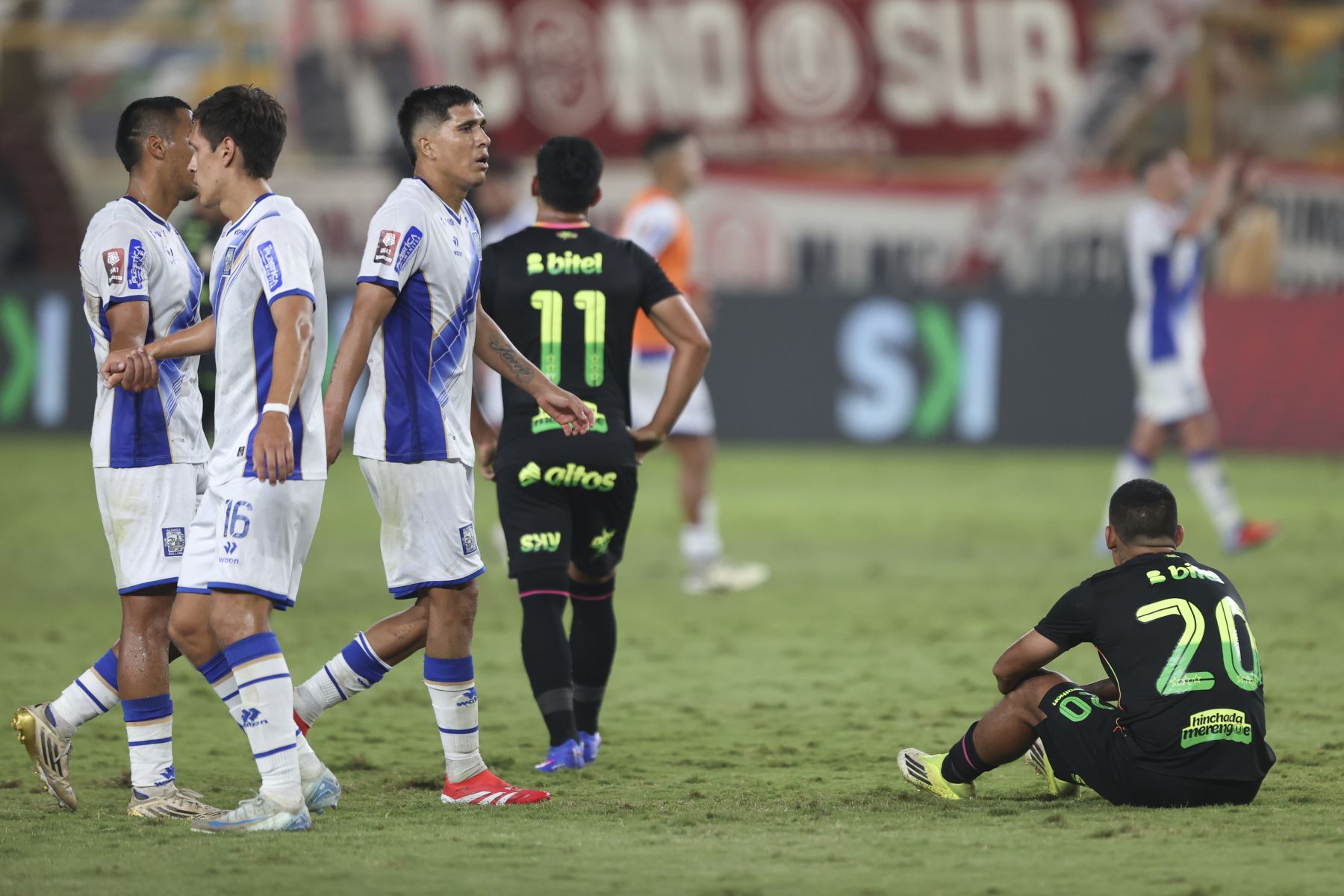 Universitario cayó 2-1 de local ante Alianza Atlético y complicó seriamente sus opciones en el Torneo Apertura. El equipo merengue mostró un rendimiento por debajo de lo habitual y dejó dudas en un momento clave del campeonato. Foto: ANDINA/Jhonel Rodríguez Robles