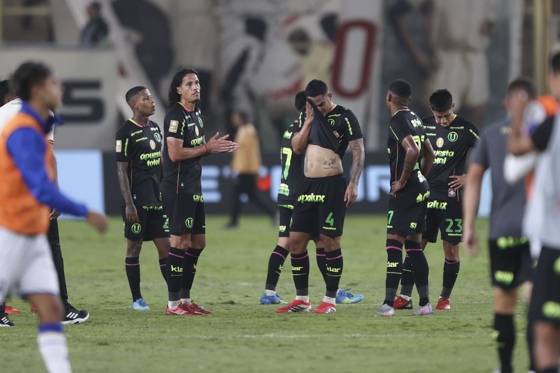 Universitario cayó 2-1 de local ante Alianza Atlético y complicó seriamente sus opciones en el Torneo Apertura. El equipo merengue mostró un rendimiento por debajo de lo habitual y dejó dudas en un momento clave del campeonato. Foto: ANDINA/Jhonel Rodríguez Robles