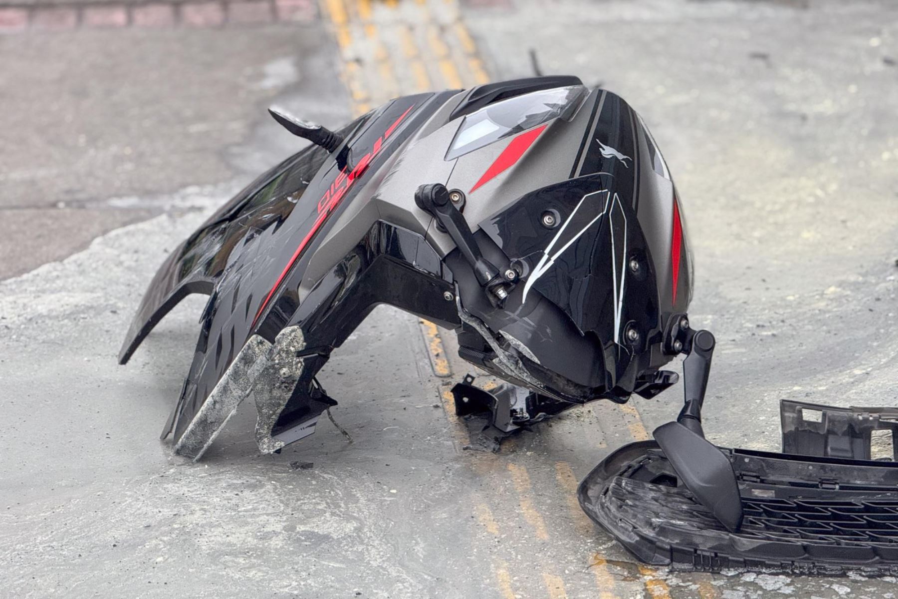 Un motociclista falleció en un accidente en la Av. Alfonso Ugarte, frente al colegio Guadalupe, en el Cercado de Lima. Foto: ANDINA/Daniel Bracamonte