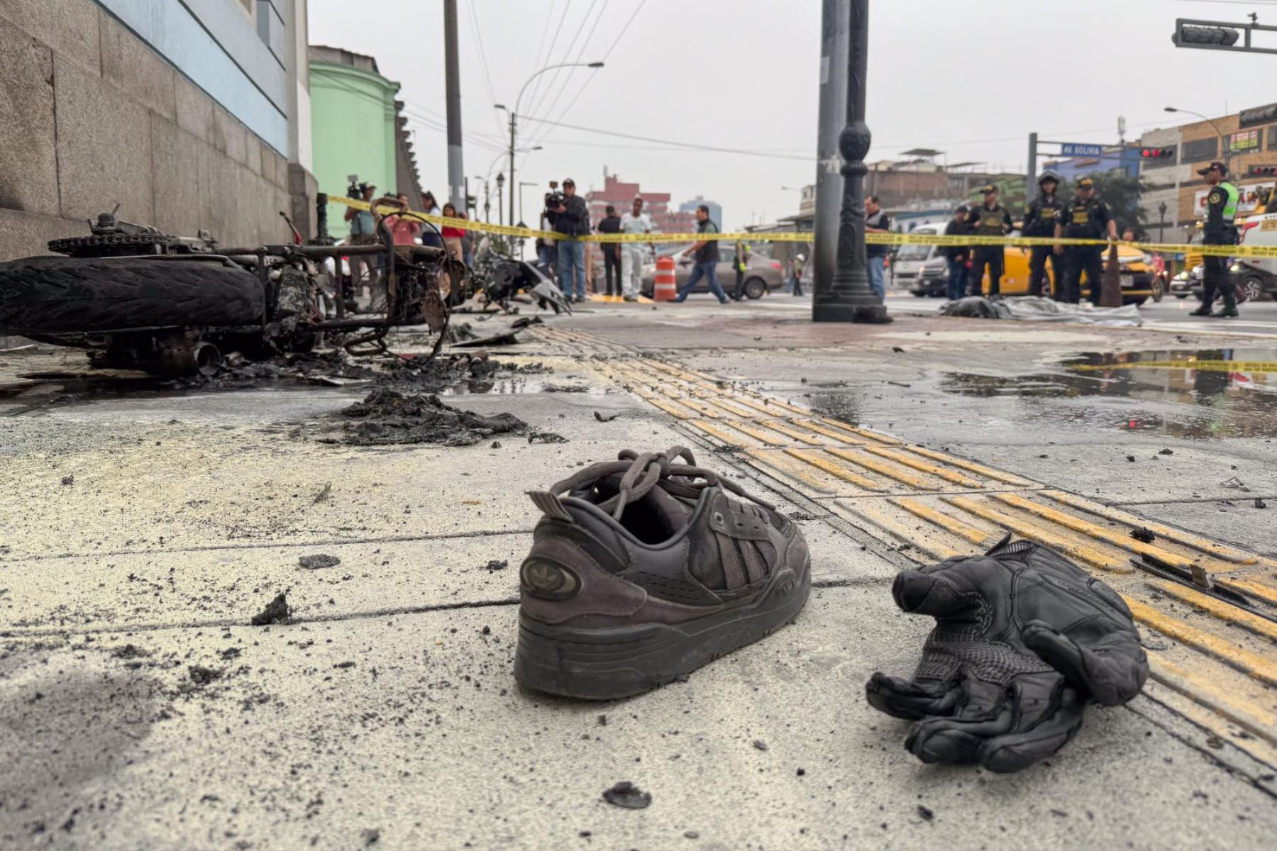 Un motociclista falleció en un accidente en la Av. Alfonso Ugarte, frente al colegio Guadalupe, en el Cercado de Lima. Foto: ANDINA/Daniel Bracamonte