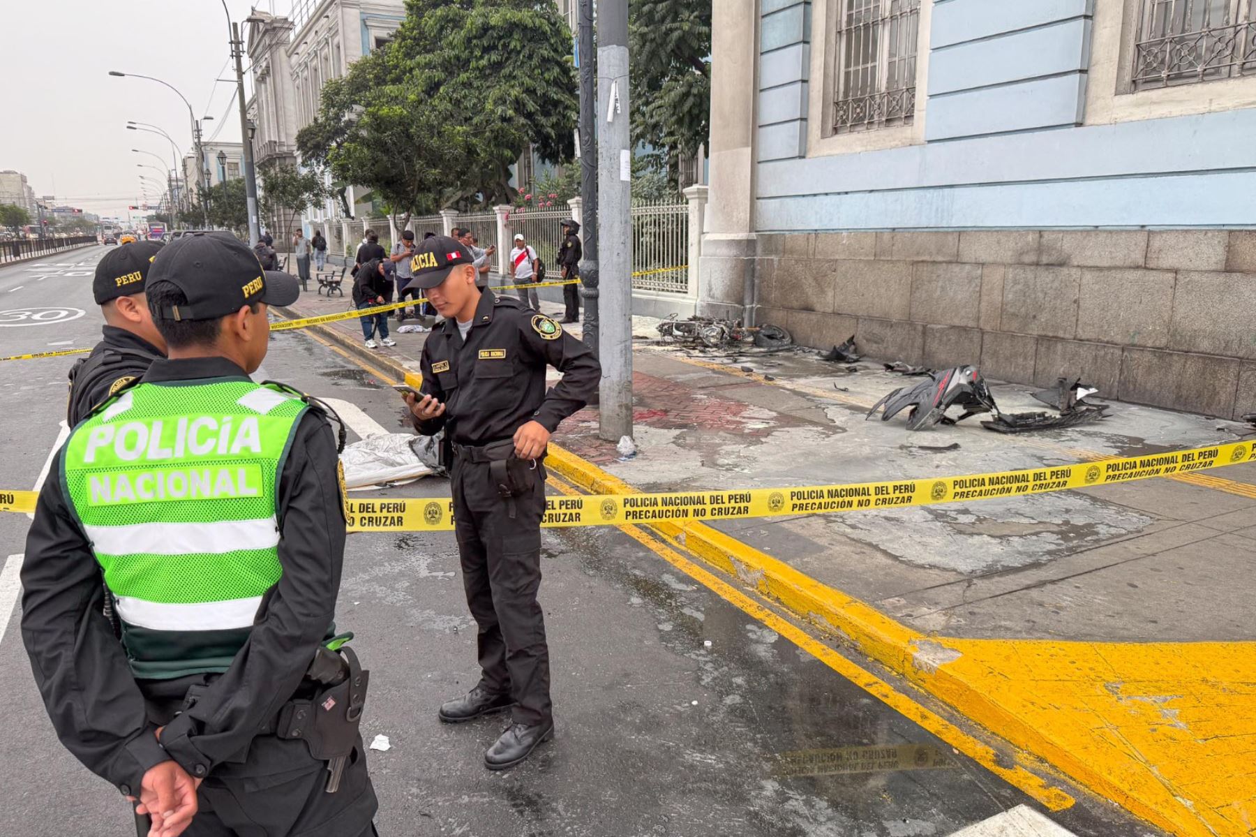 Escena del accidente de motocicleta en la Av. Alfonso Ugarte, frente al colegio Guadalupe, que dejó un fallecido el 27 de abril de 2026 en el Cercado de Lima. Foto: ANDINA/Daniel Bracamonte