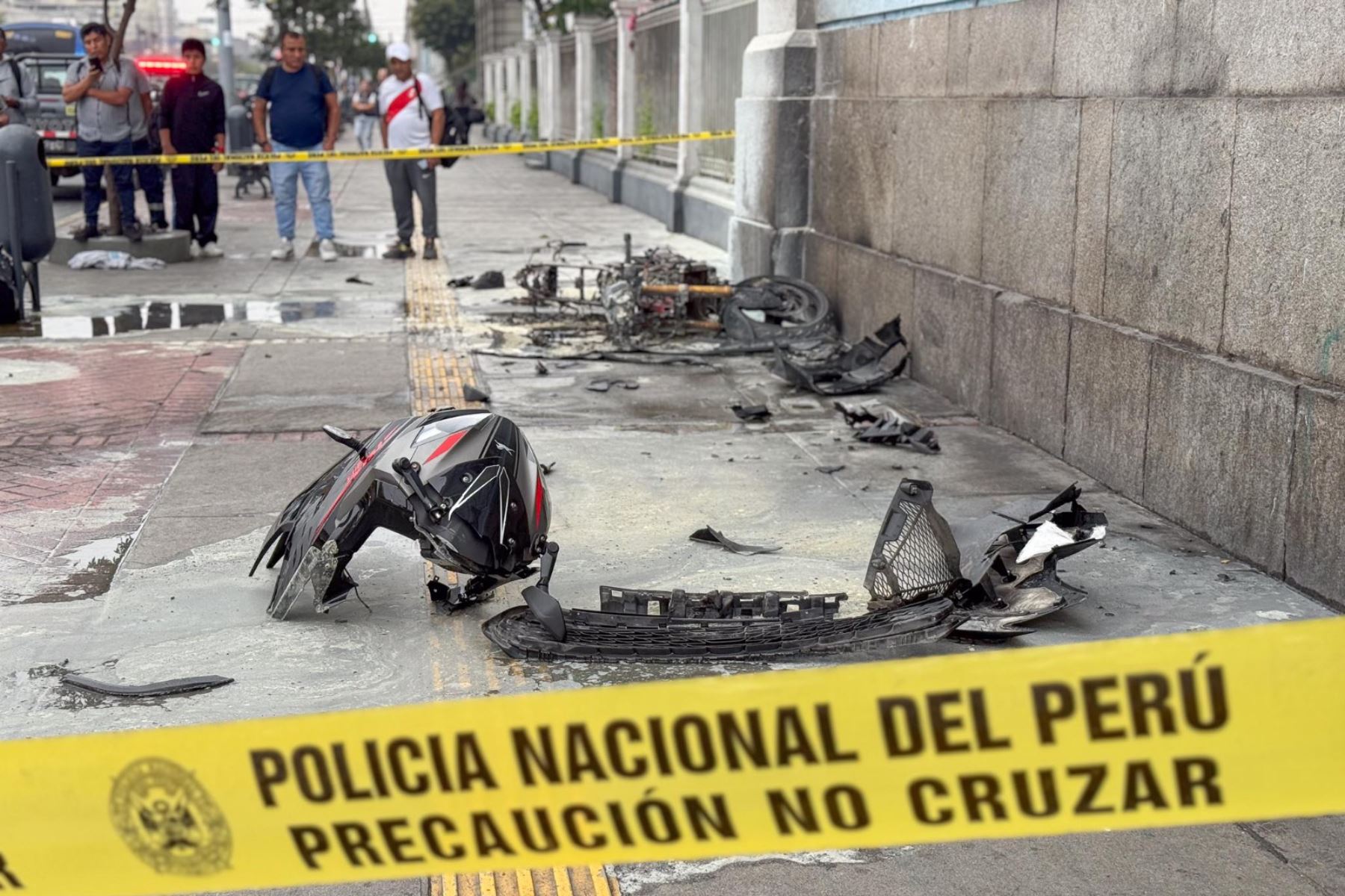 Escena del accidente de motocicleta en la Av. Alfonso Ugarte, frente al colegio Guadalupe, que dejó un fallecido el 27 de abril de 2026 en el Cercado de Lima. Foto: ANDINA/Daniel Bracamonte