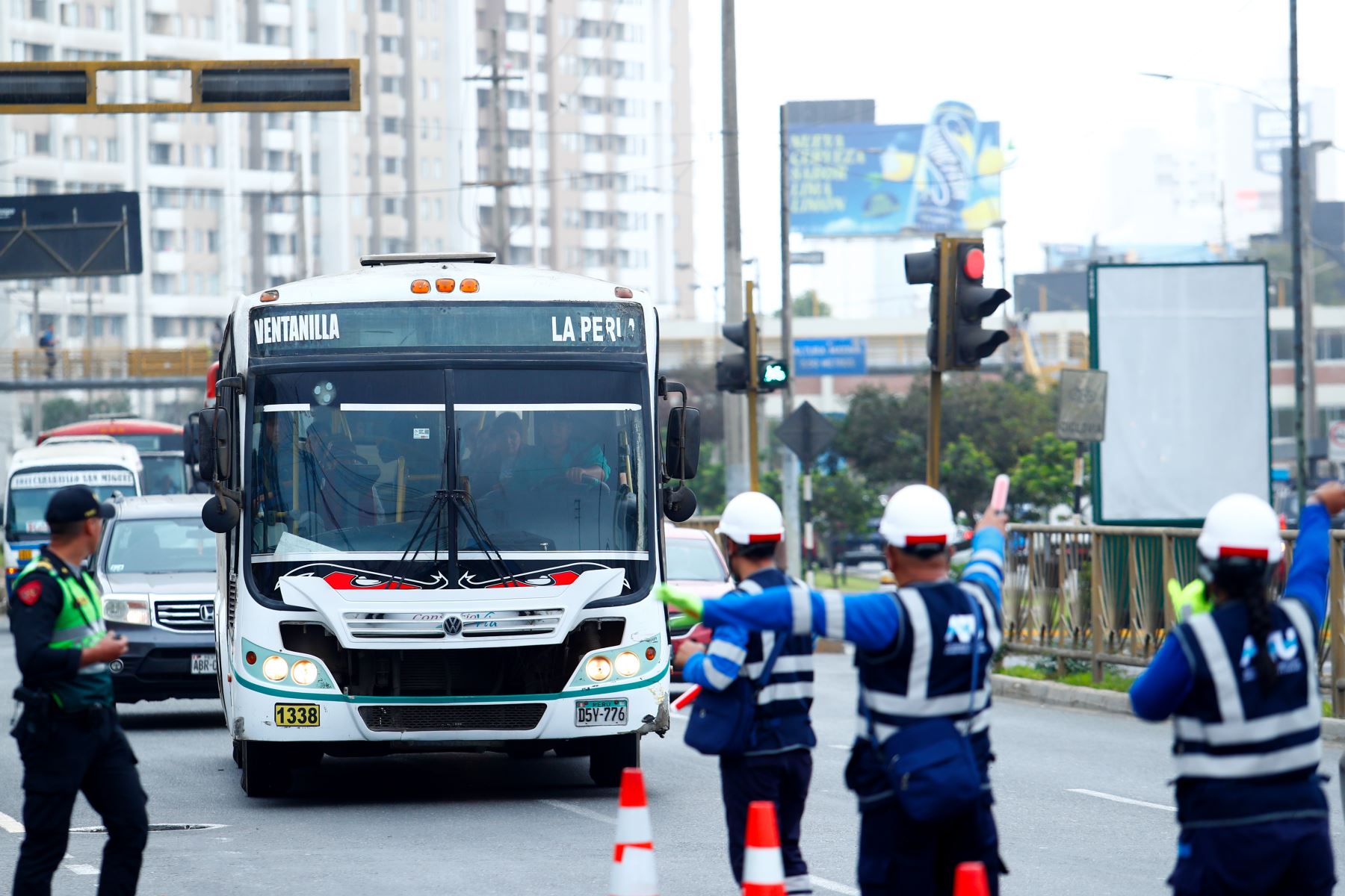 La Autoridad de Transporte Urbano para Lima y Callao ATU realizó un operativo de fiscalización para verificar el cobro del medio pasajes a estudiantes universitarios en el transporte público en el cruce de las avenidas Bolívar y Universitaria el lunes 27 de abril de 2026. Foto: ANDINA/Daniel Bracamonte